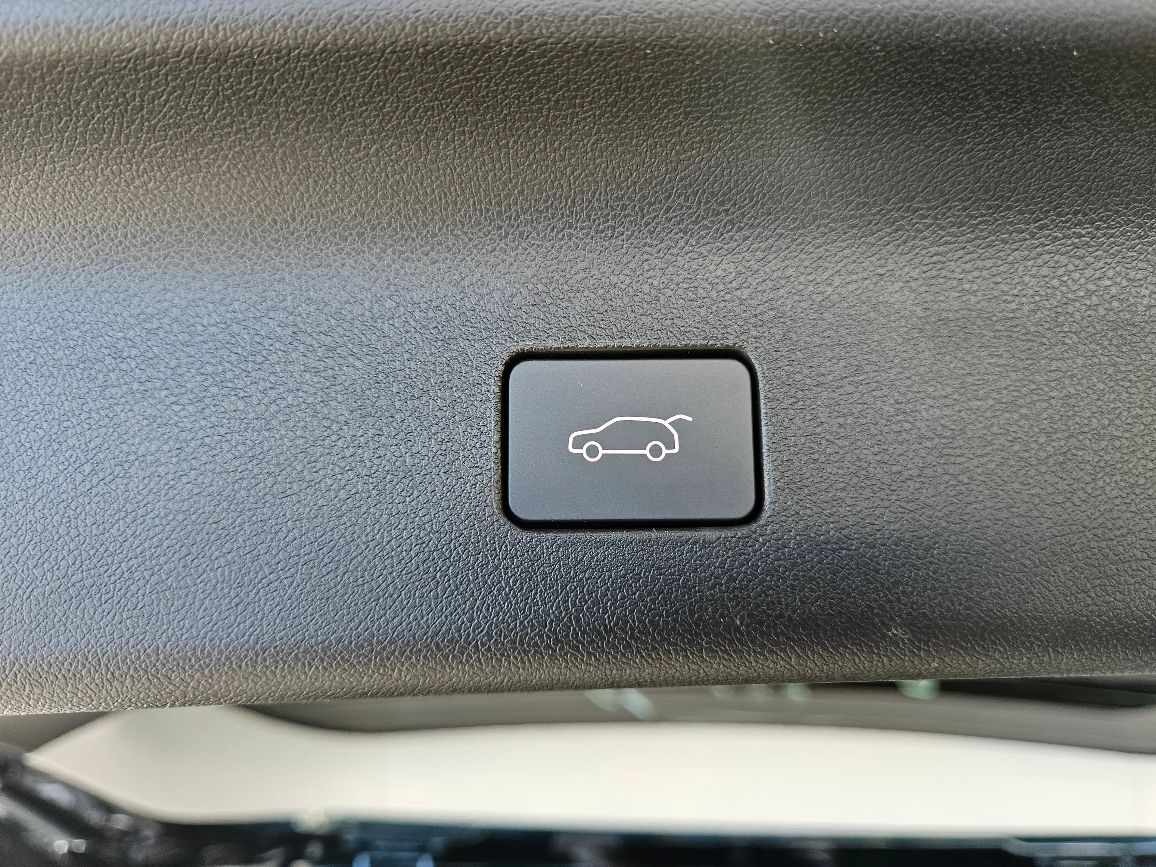 Forthing U-Tour 4 U-Tour PHEV — photo 10