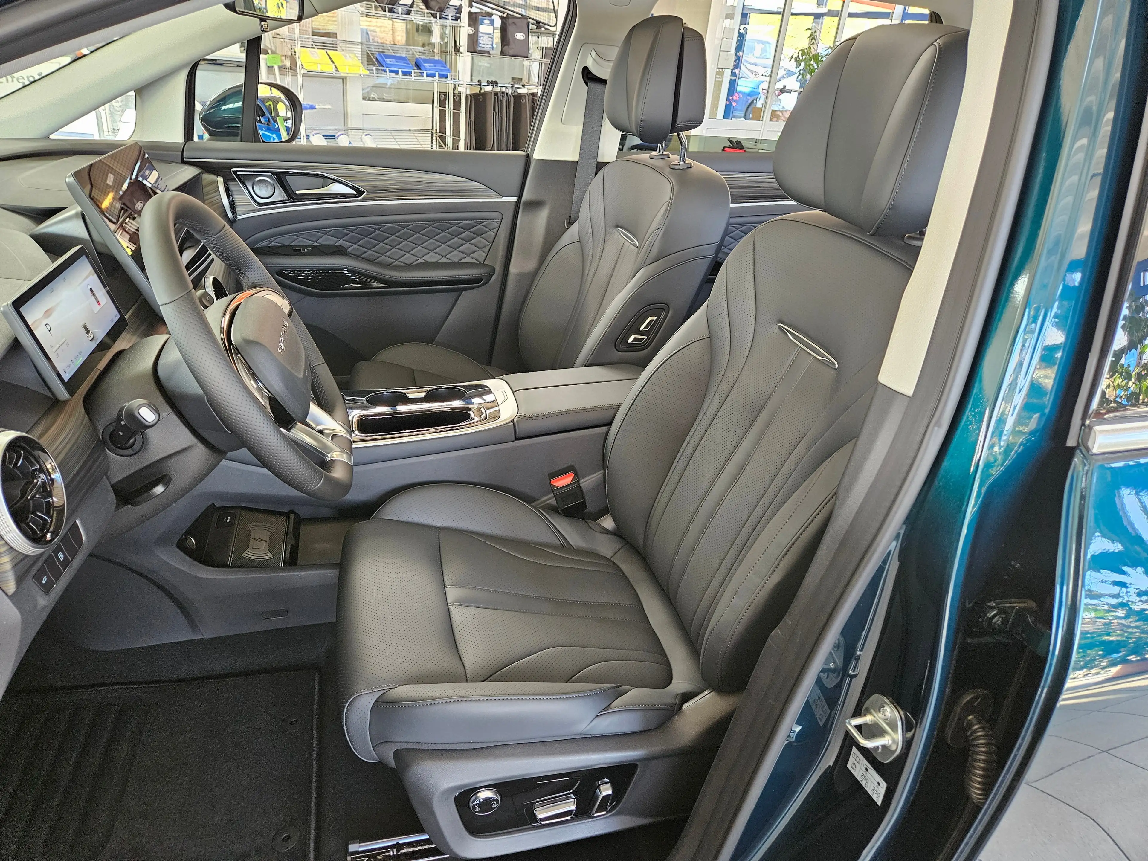 Forthing U-Tour 4 U-Tour PHEV — photo 13