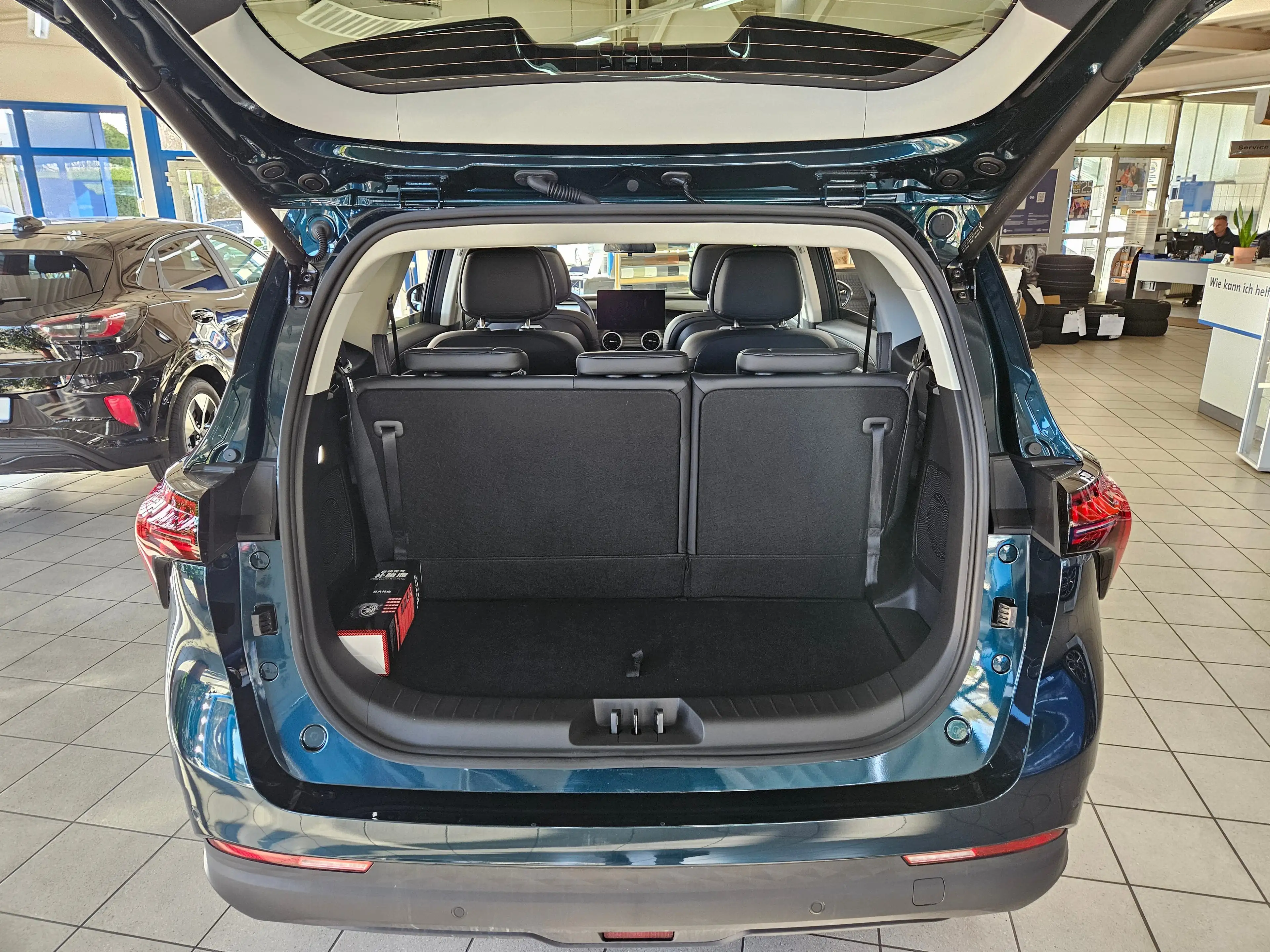 Forthing U-Tour 4 U-Tour PHEV — photo 8