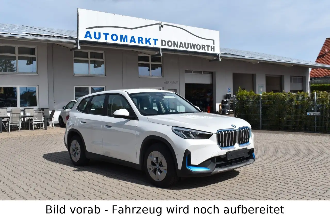 BMW iX1 30 xDrive Navi AHK LED Parkassistent