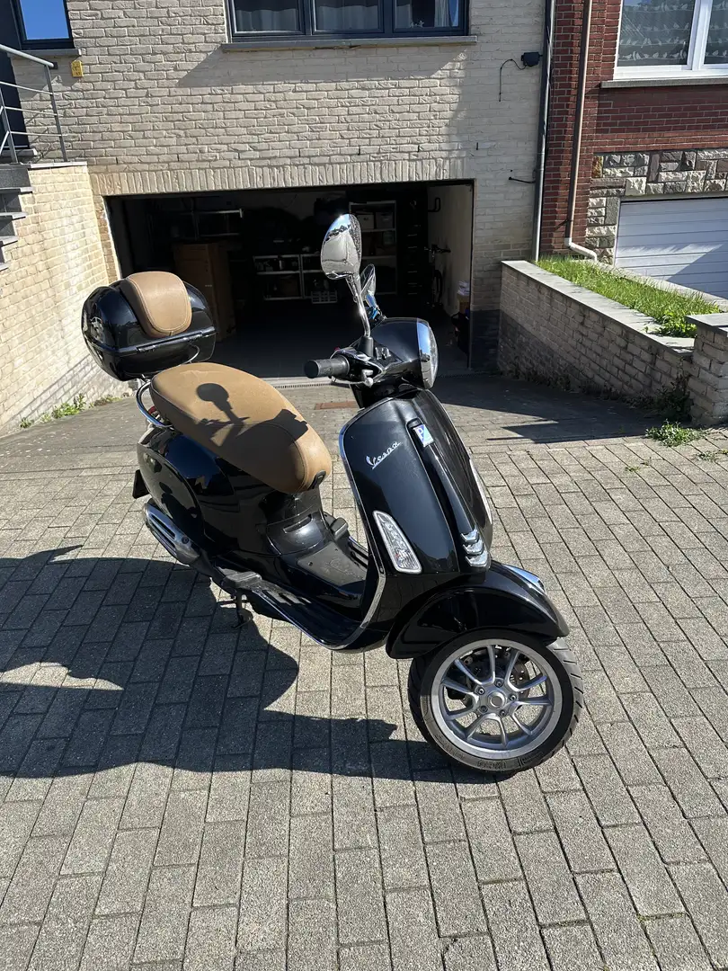 Vespa Primavera 125 avec casque - 1
