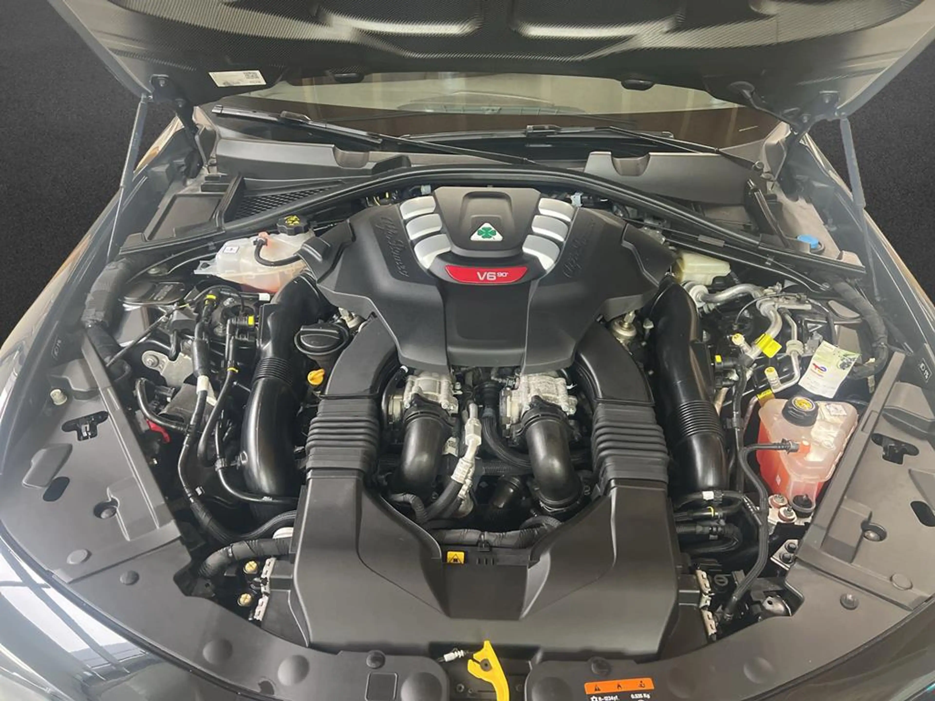 Alfa Romeo Giulia Quadrifoglio 2.9 V6 Bi-Turbo AT8 — photo 5