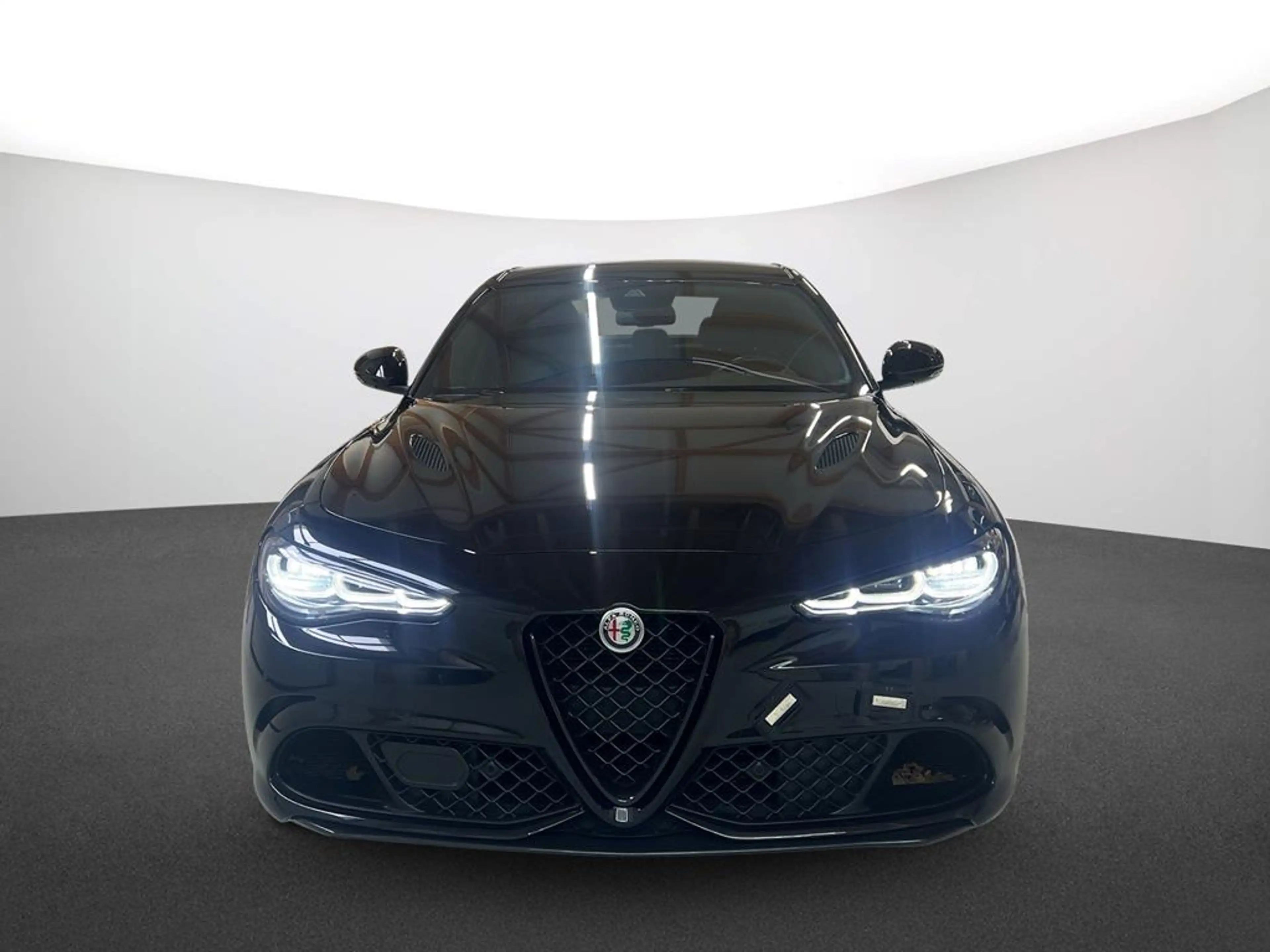 Alfa Romeo Giulia Quadrifoglio 2.9 V6 Bi-Turbo AT8 — photo 2