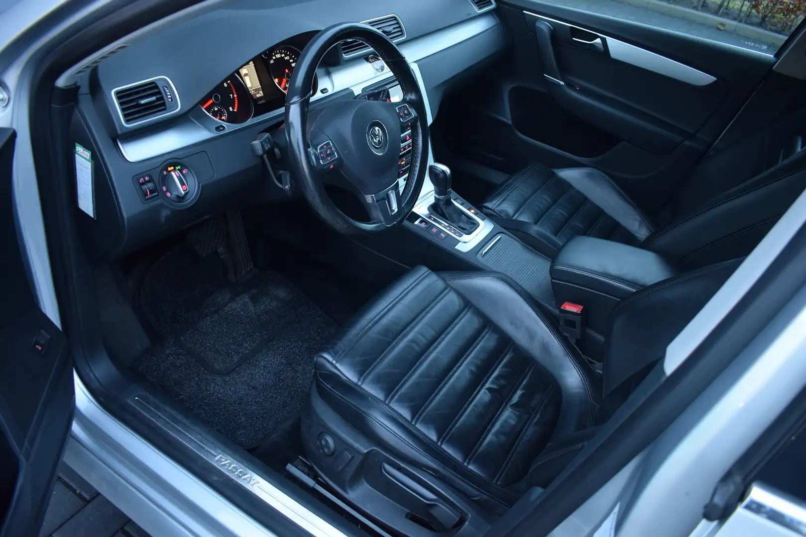 Volkswagen Passat Variant 1.4 TSI 122pk DSG Highline | Leer | Trekhaak Grey - 2