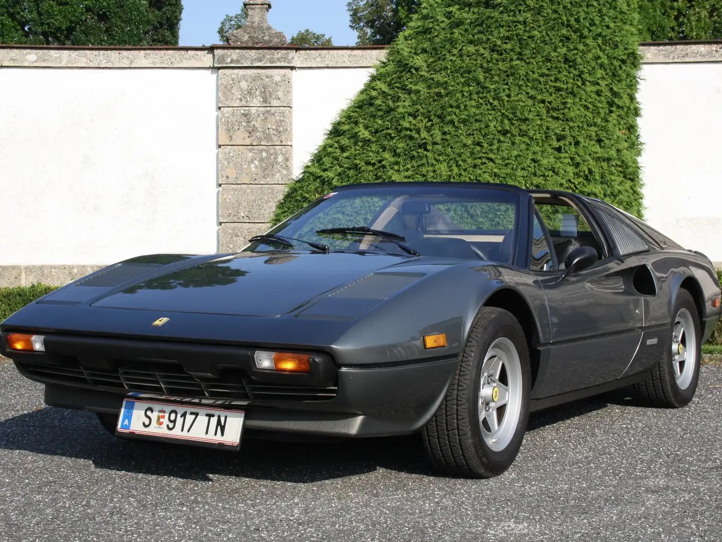 Ferrari 308 GTSi siva - 1