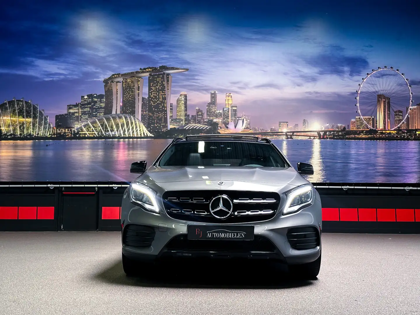 Mercedes-Benz GLA 180 AMG Night Edition |NL NAP|Panorama|Camera|Keyless Grey - 2