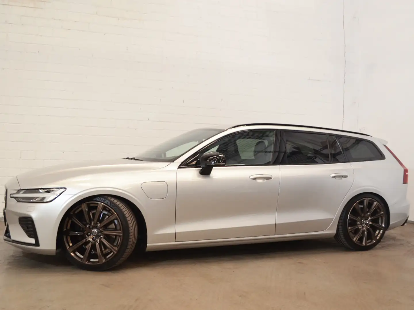 Volvo V60 T8 R-Design Re AWD *20Z Garantie 02.2027* Silber - 2