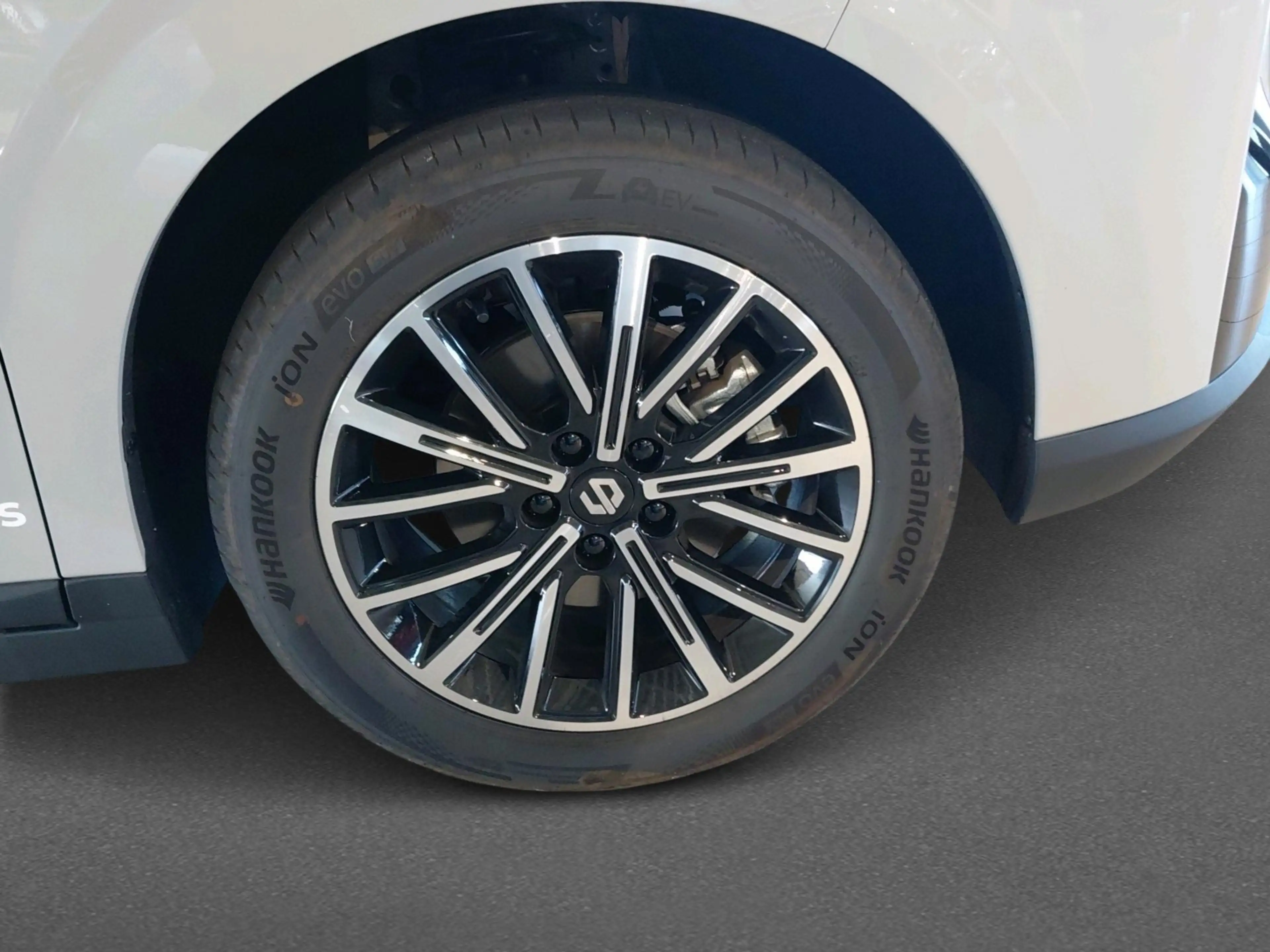 Leapmotor B10 Design Hybrid EV 18.8 kWh — photo 11