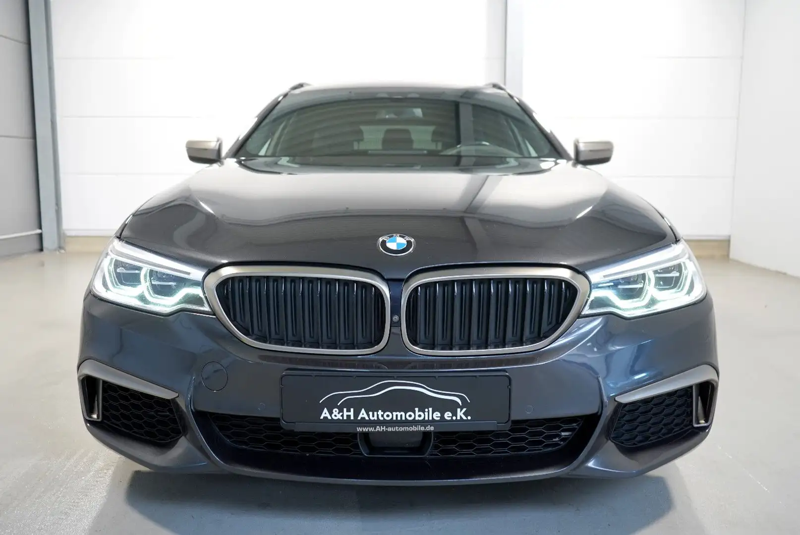 BMW 550 d xDrive Touring *PANO*HUD*KAMERA* Šedá - 2