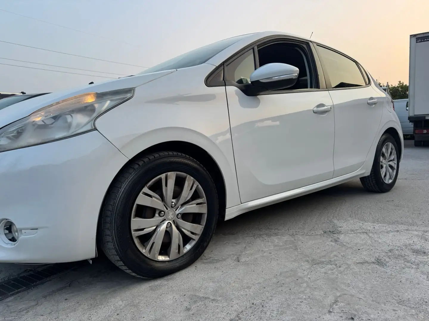 Peugeot 208 1.4 HDi 68 CV 5 porte Allure neopatentati Bianco - 1