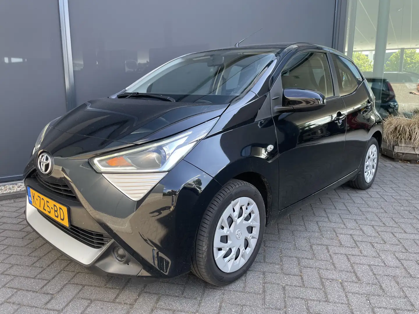 Toyota Aygo 1.0 VVT-i x-play Achteruitrijcamera - Airco - Crui Zwart - 2
