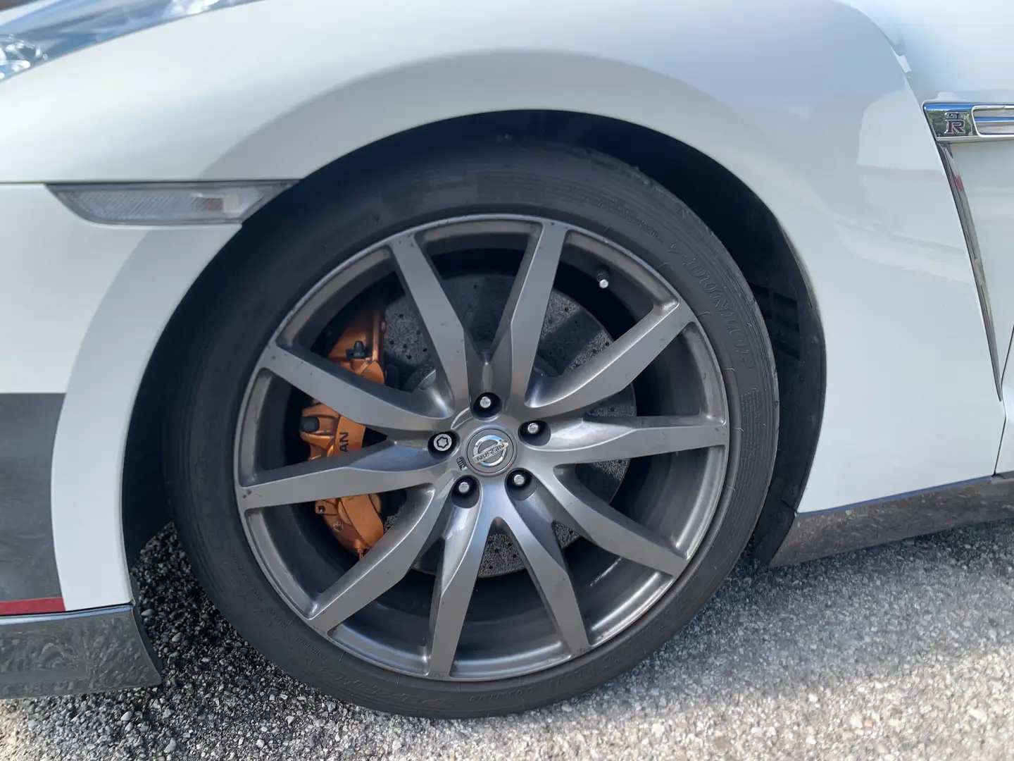 Nissan GT-R Freni CARBO permuta Porsche Taycan turbo s Bílá - 1