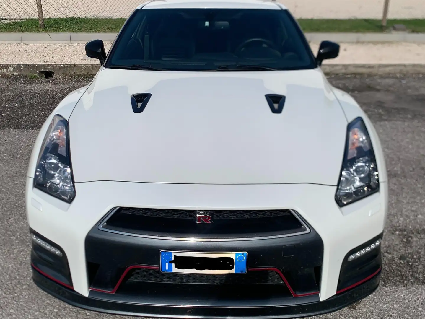 Nissan GT-R Freni CARBO permuta Porsche Taycan turbo s Bílá - 2