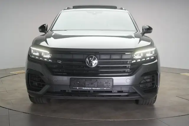 Volkswagen Touareg view 2