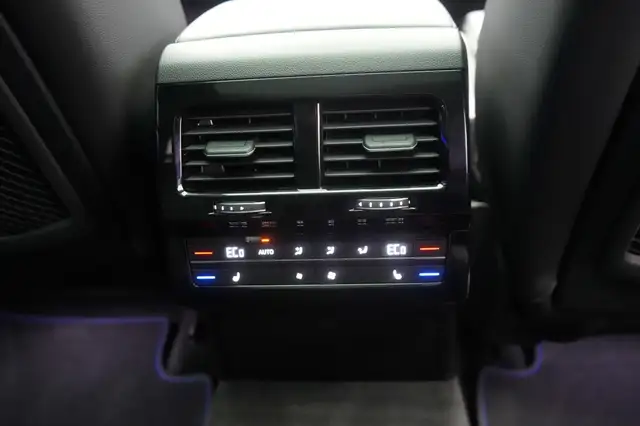 Volkswagen Touareg view 9