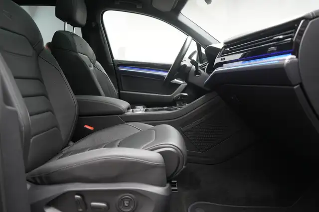 Volkswagen Touareg view 6