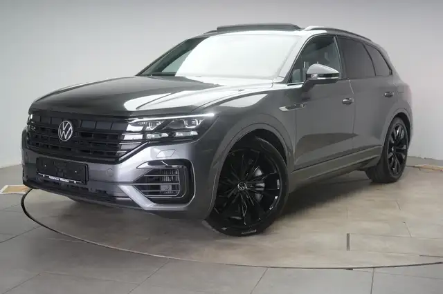 Volkswagen Touareg view 3