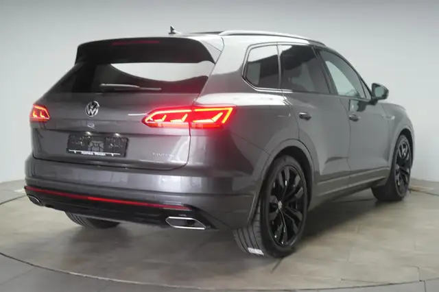 Volkswagen Touareg view 5