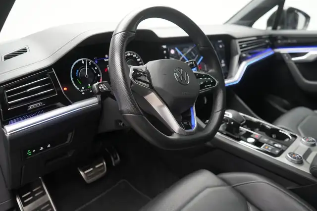 Volkswagen Touareg view 14