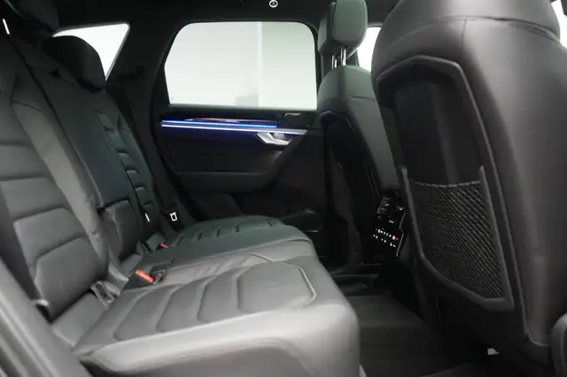 Volkswagen Touareg view 8