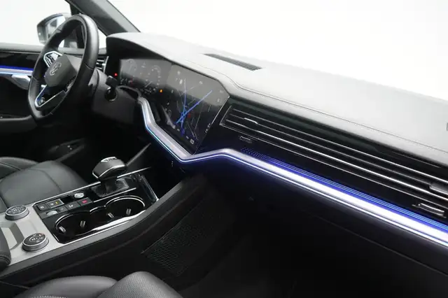 Volkswagen Touareg view 7