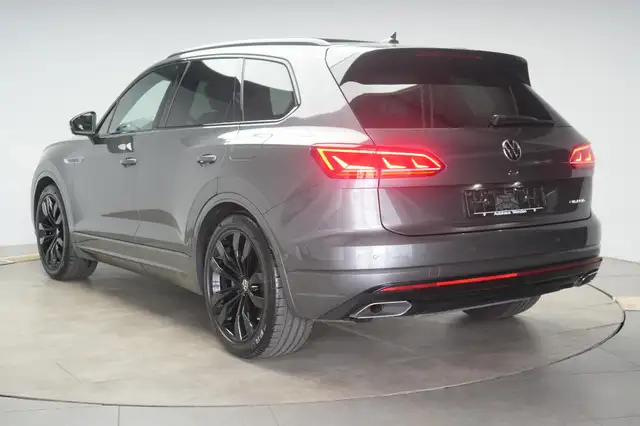 Volkswagen Touareg view 4