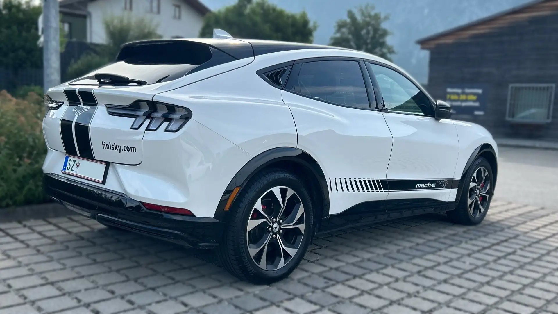 Ford Mustang Mach-E Elektro 68kWh Standard Range AWD Weiß - 2