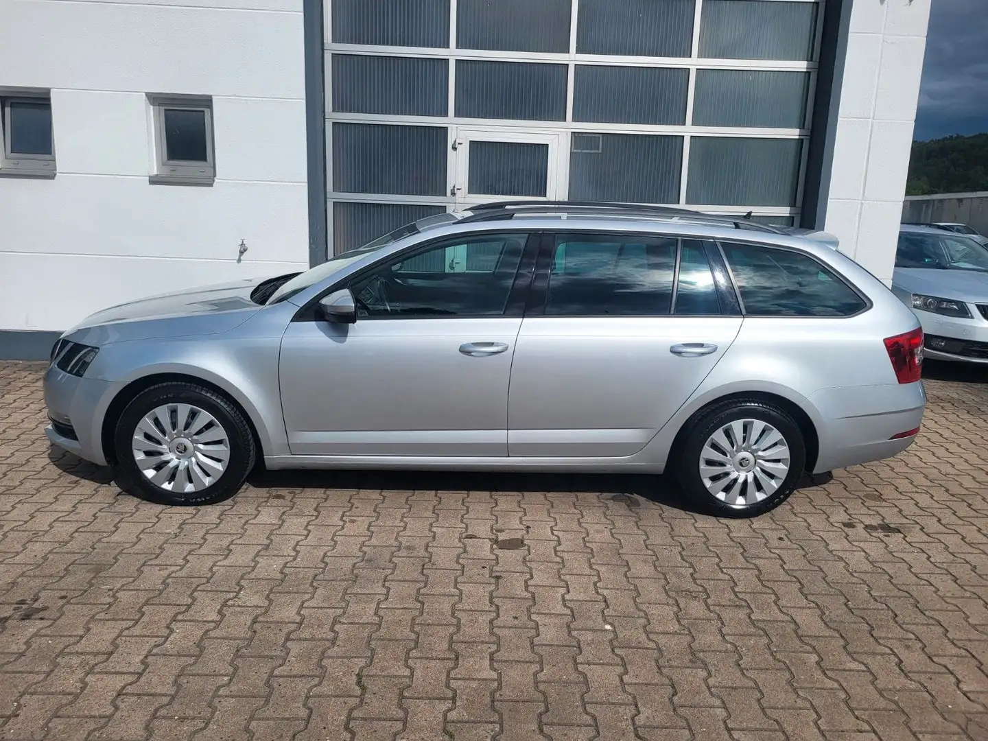 Skoda Octavia Combi 1,6 TDI Ambition/1.HD/S-Heft/MwSt. Argent - 2