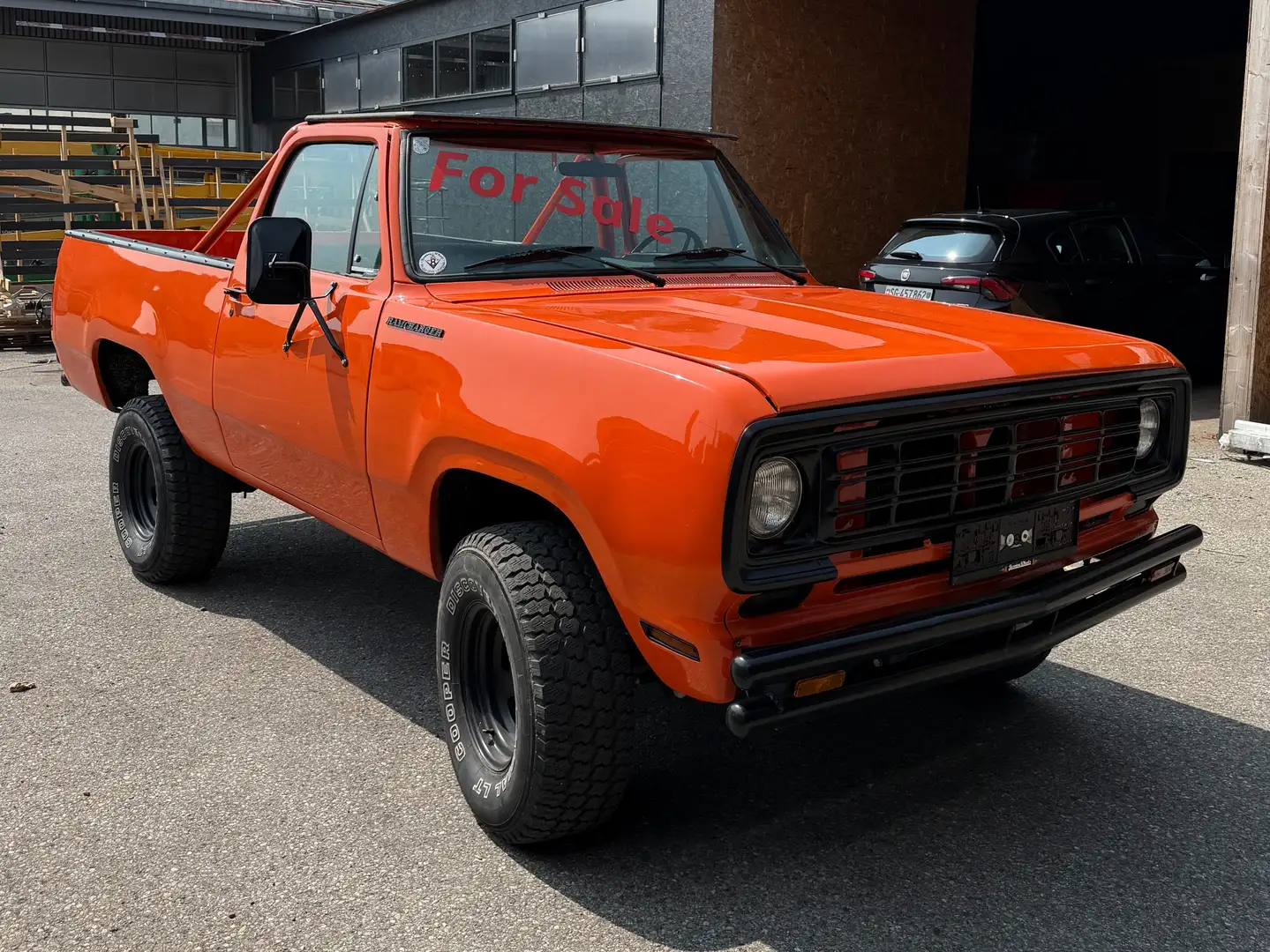 Dodge RAM Ramcharger Orange - 2