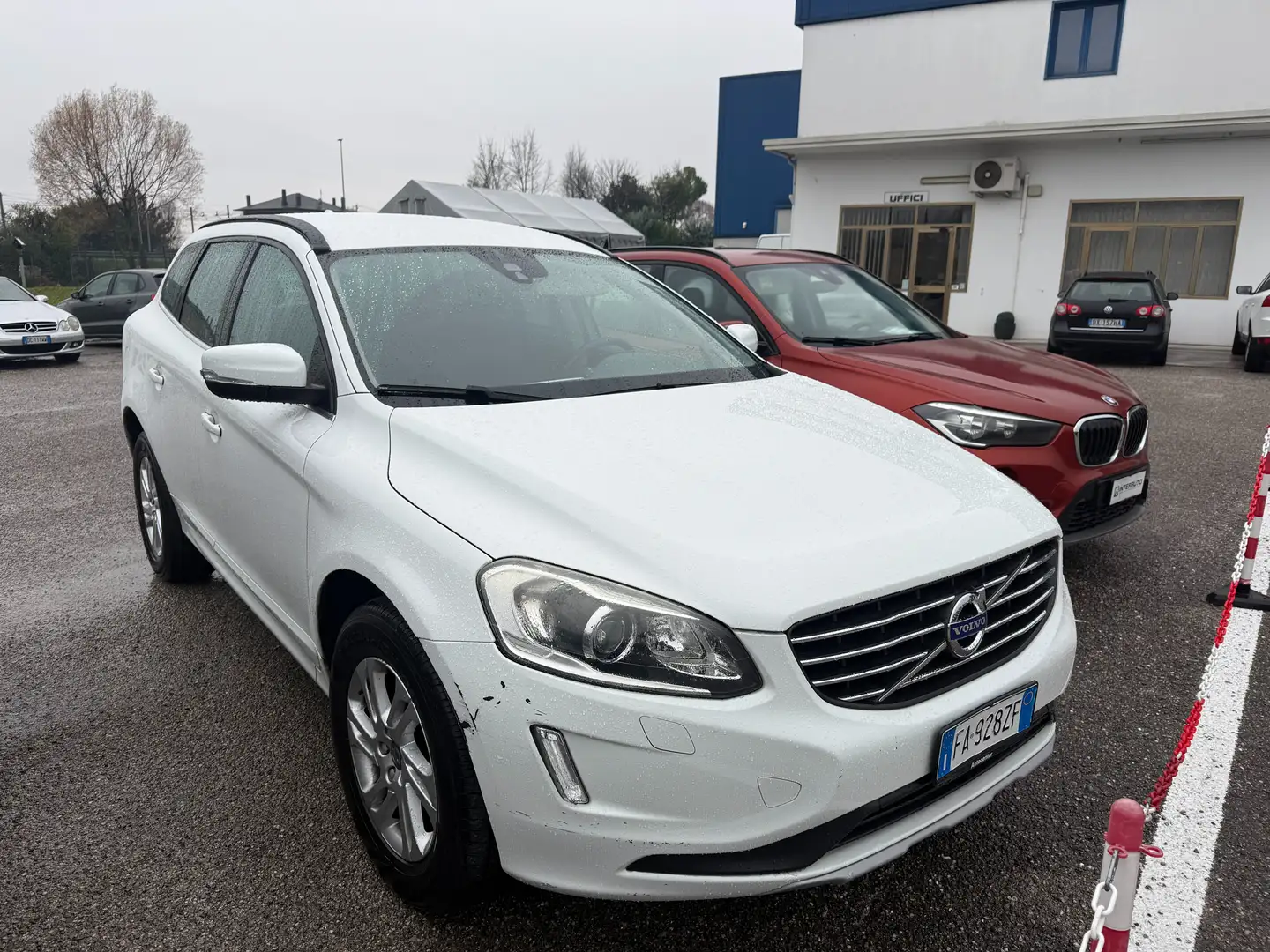 Volvo XC60 2.0 d3 150cv Manuale Weiß - 2