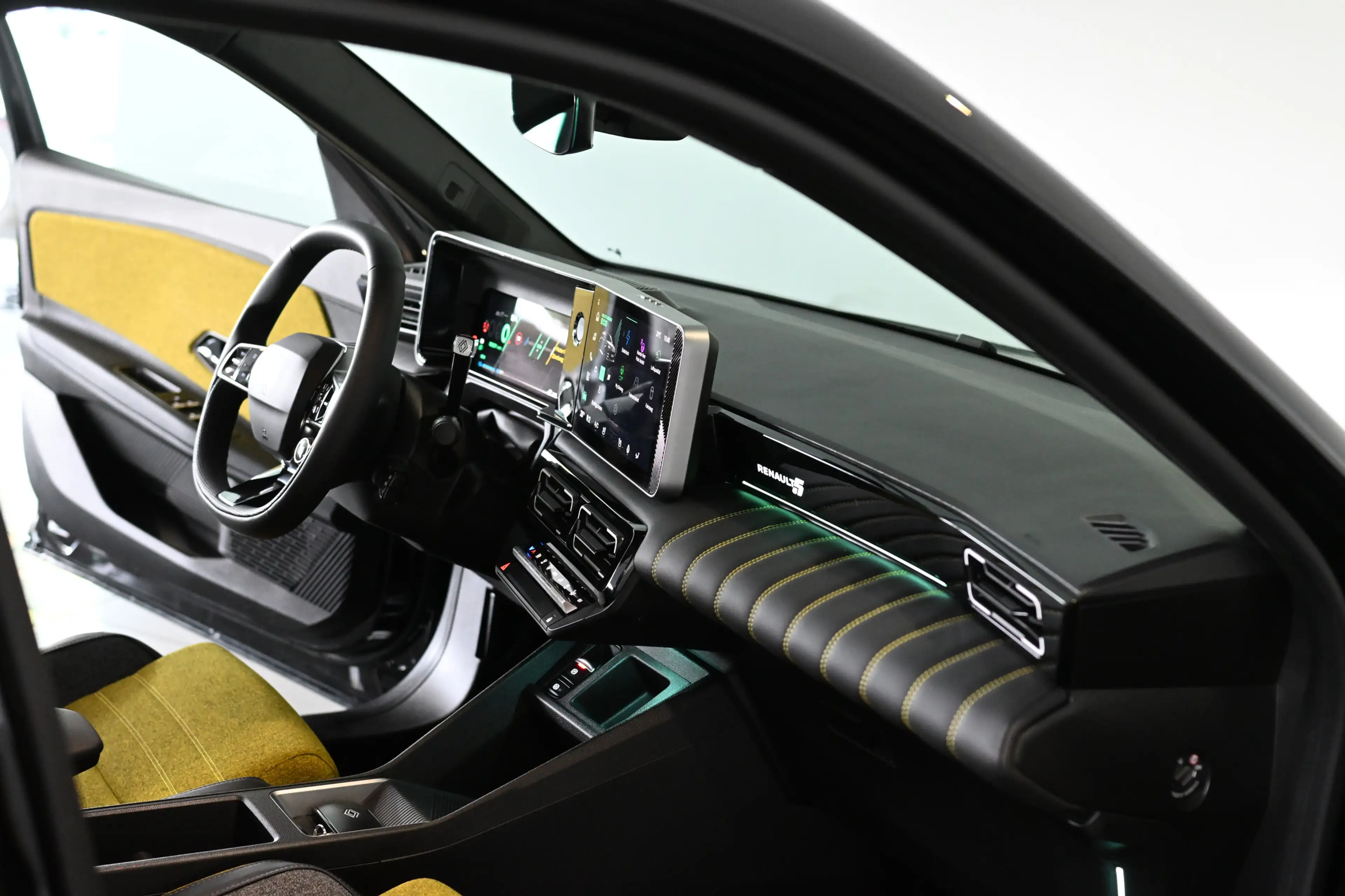 Renault R 5 E-Tech 150 Comfort Range Iconic Five ACC 18 — photo 9