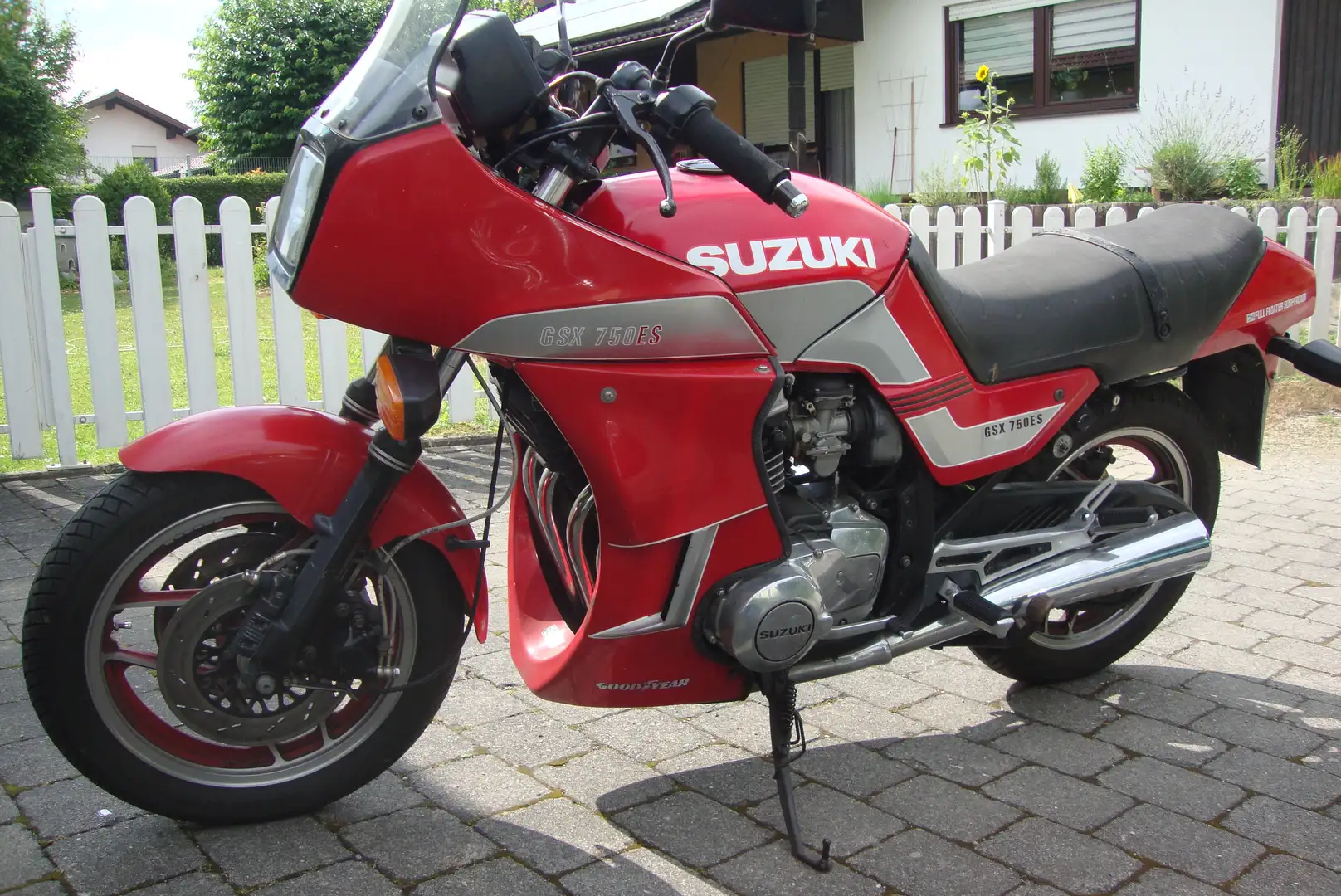 Suzuki GSX 750 Red - 2