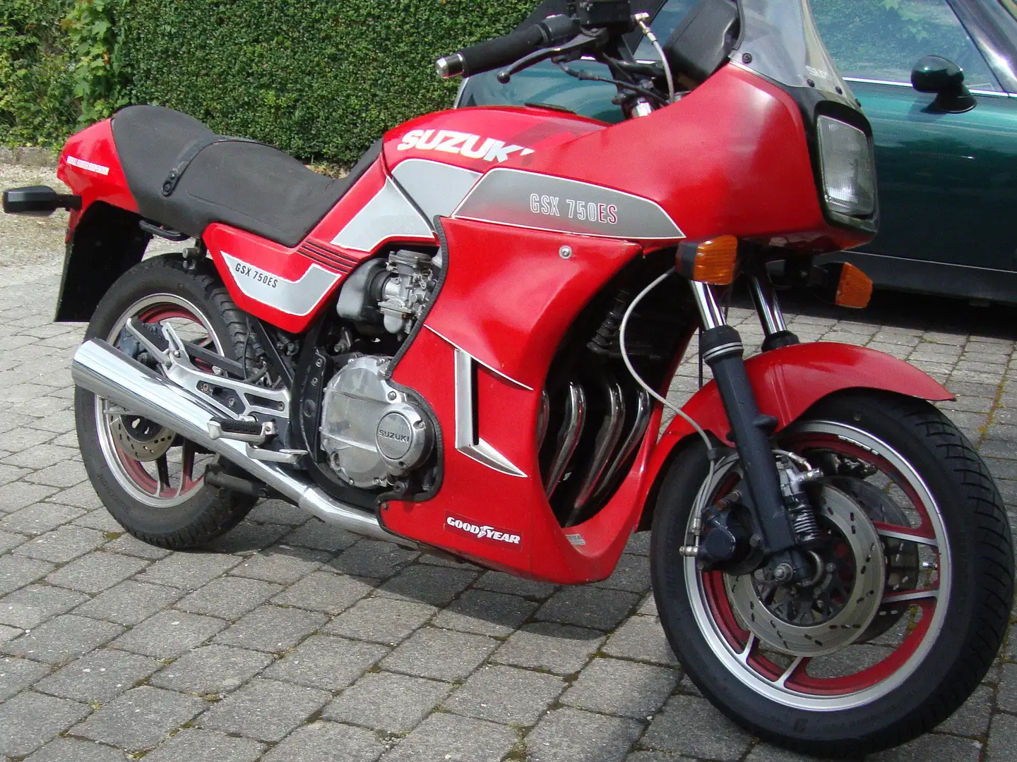 Suzuki GSX 750 Red - 1