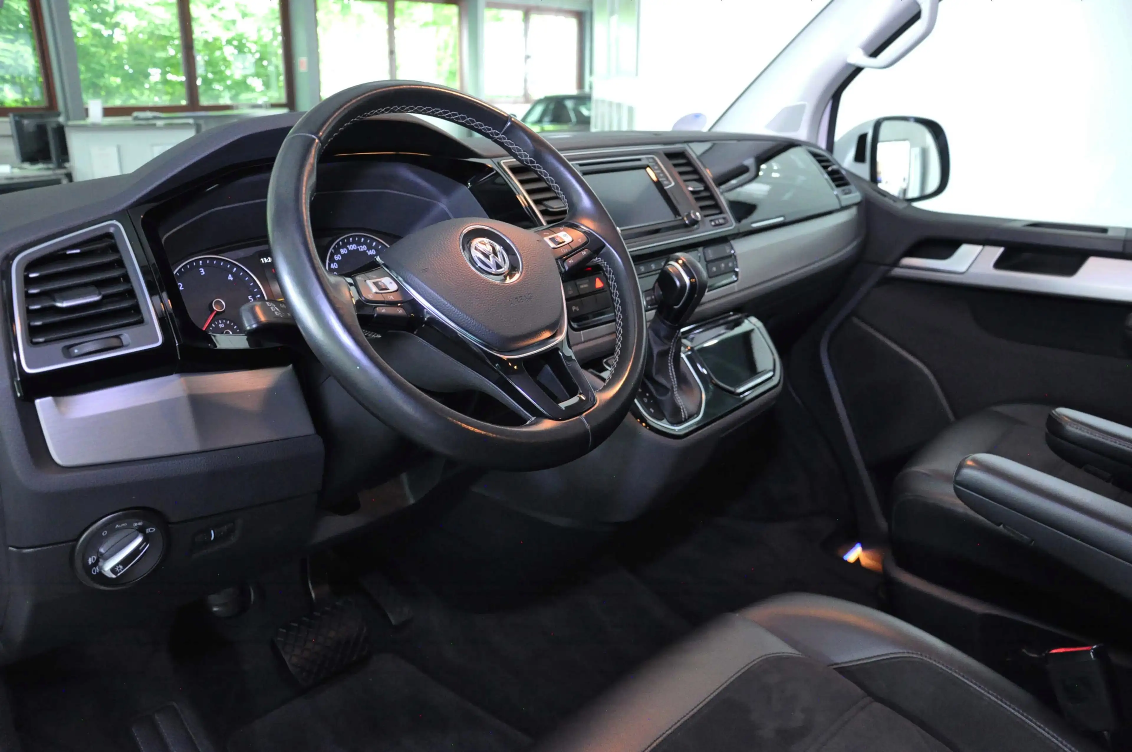 Volkswagen T6.1 Multivan ! Generation Six ! 4Motion (Allrad) ! 1. Hand ! — photo 9