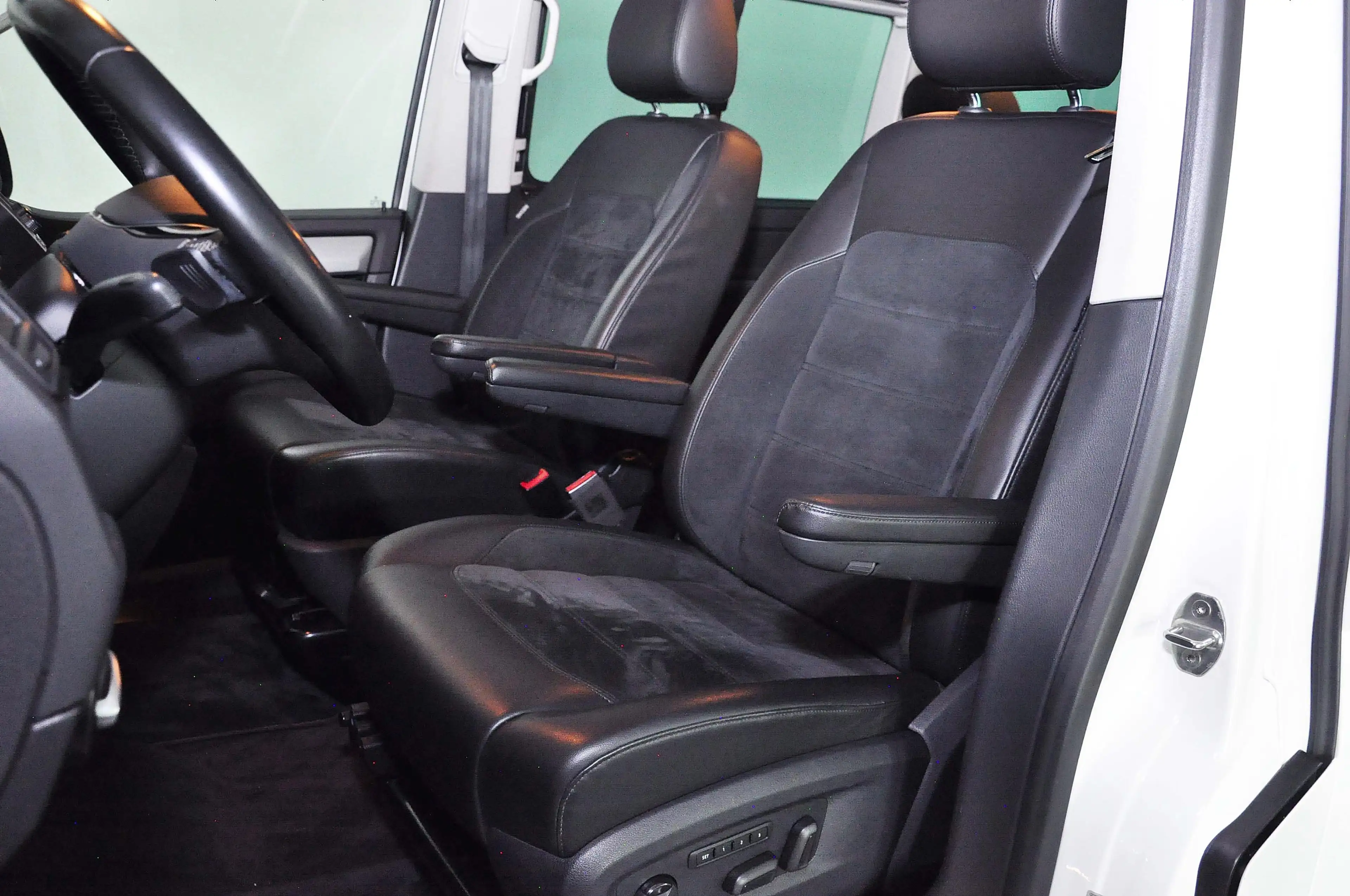 Volkswagen T6.1 Multivan ! Generation Six ! 4Motion (Allrad) ! 1. Hand ! — photo 12