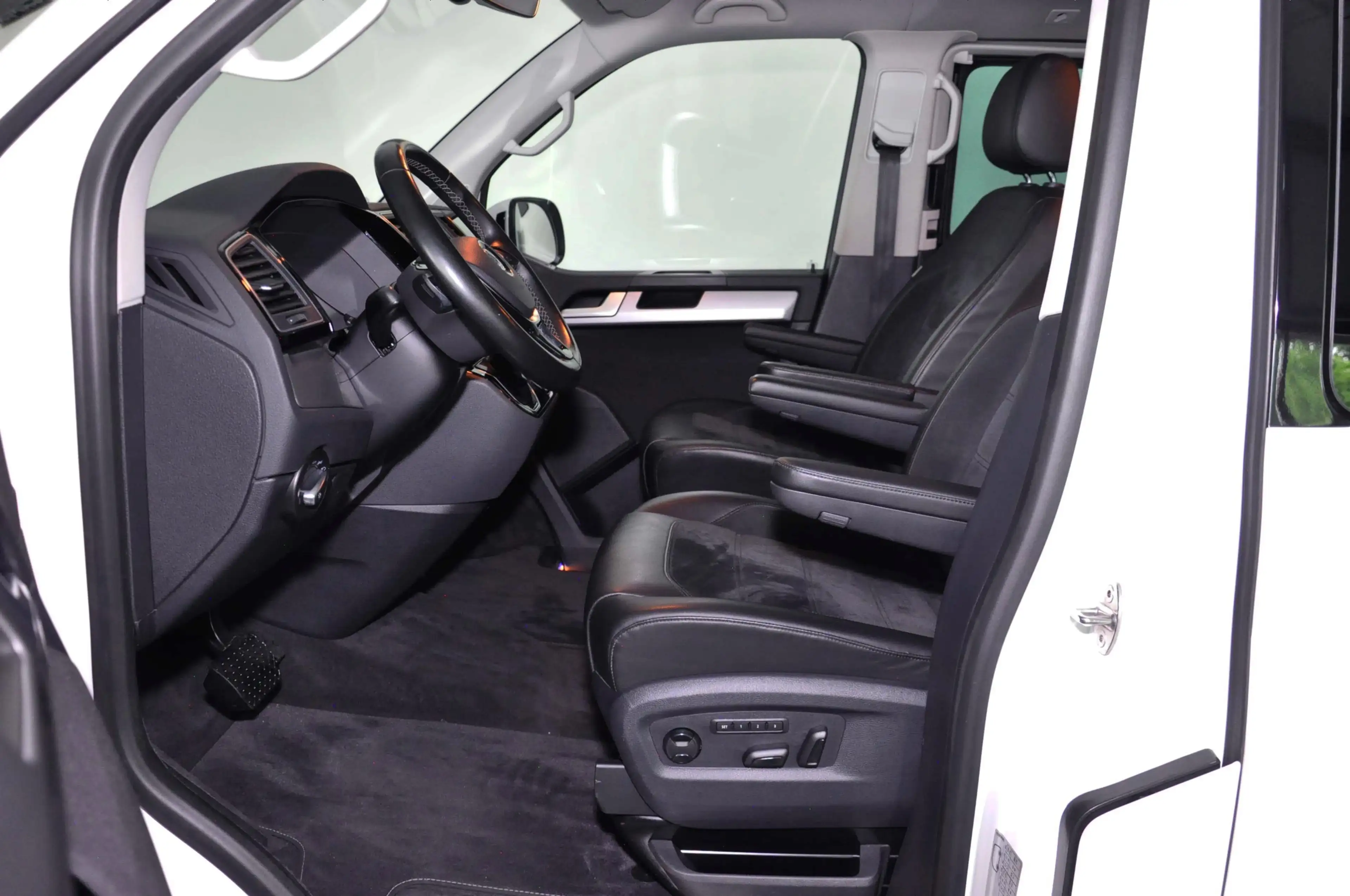 Volkswagen T6.1 Multivan ! Generation Six ! 4Motion (Allrad) ! 1. Hand ! — photo 10