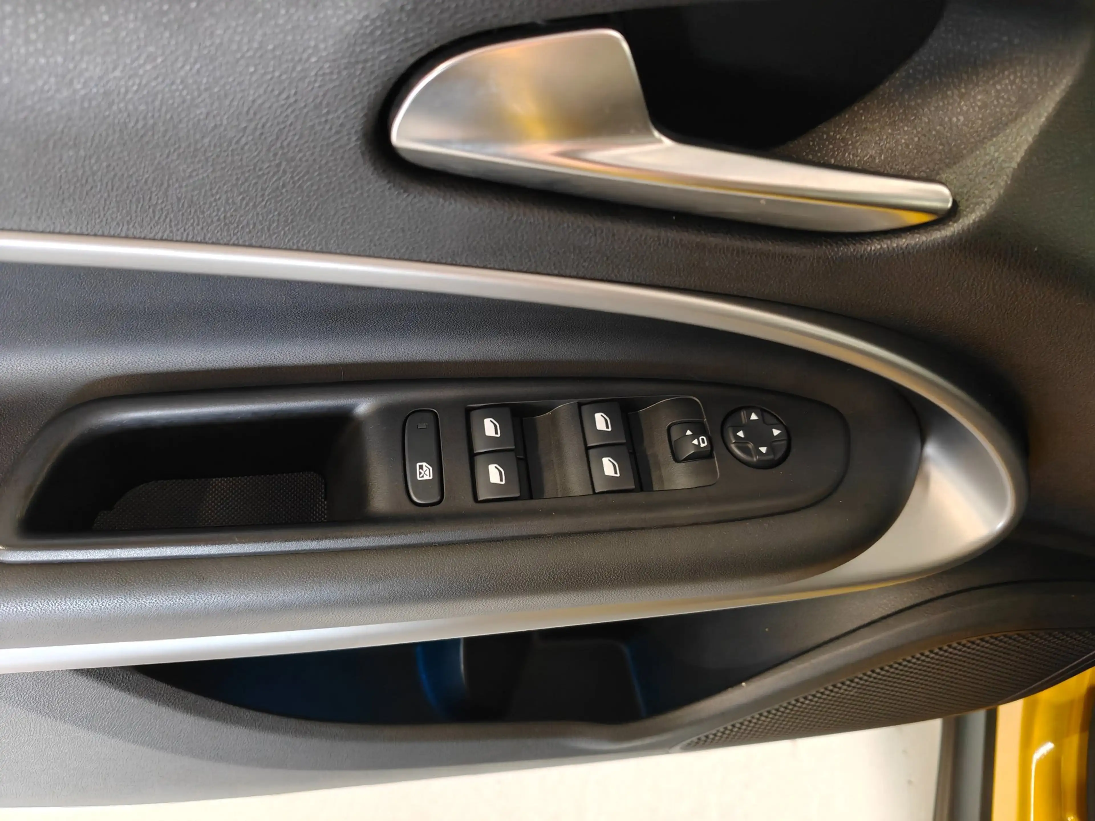 Jeep Avenger Summit 54 kWh — photo 6