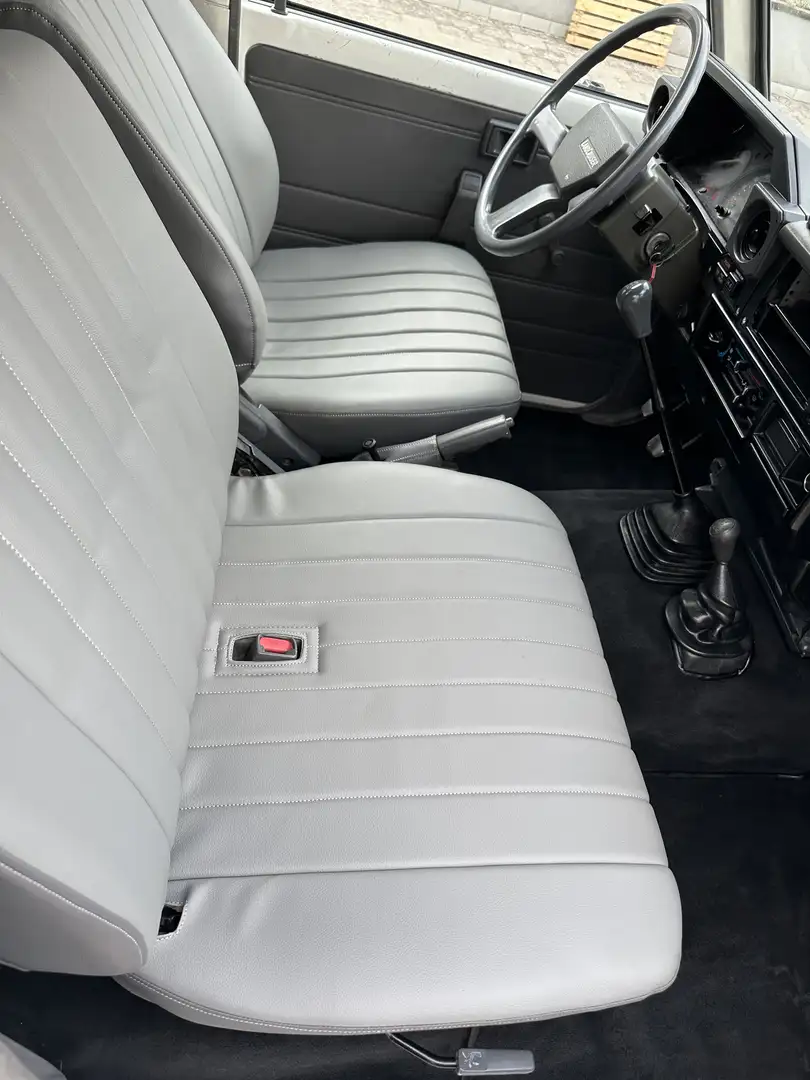 Toyota Land Cruiser HZJ - 2