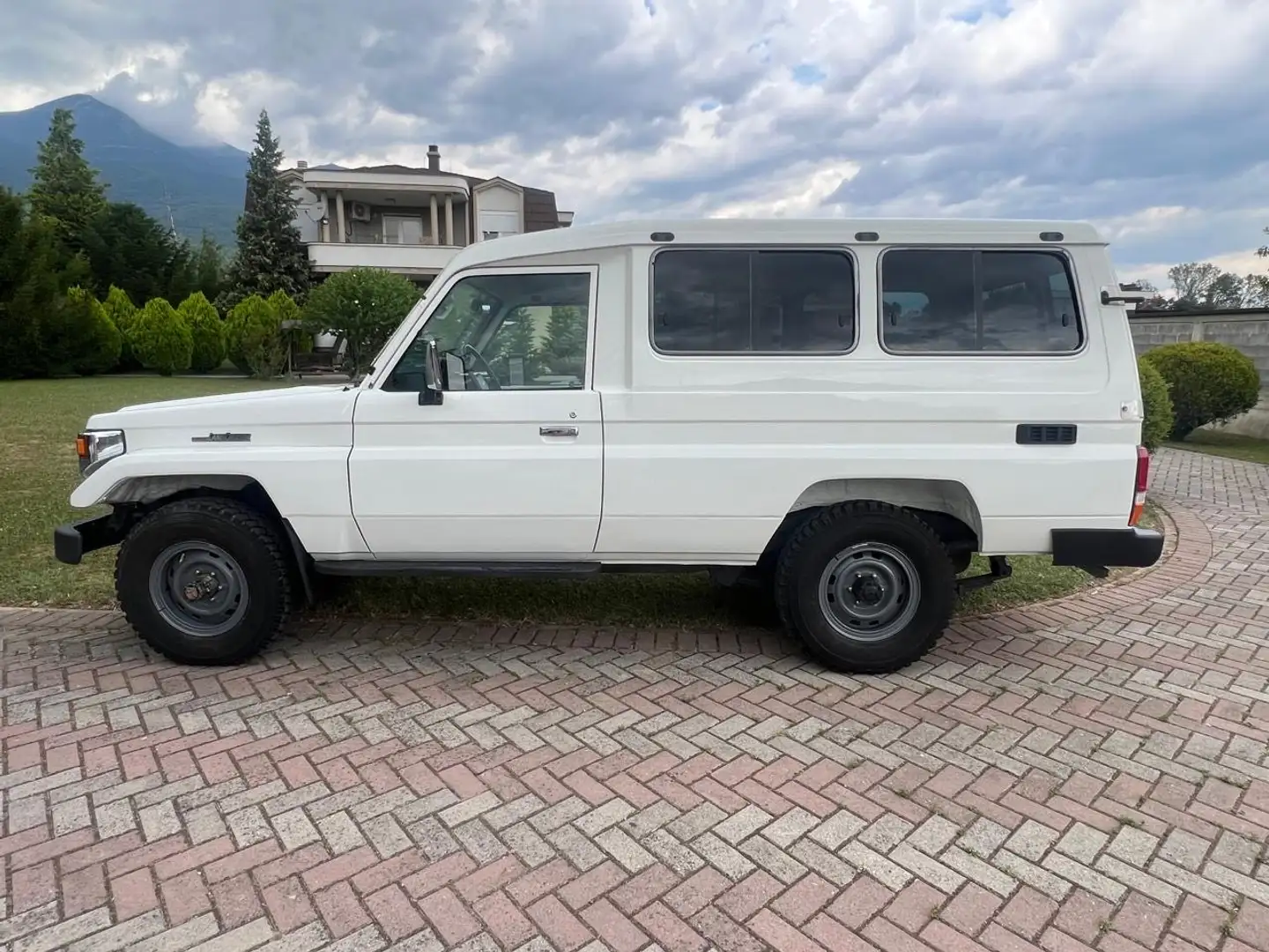 Toyota Land Cruiser HZJ - 1
