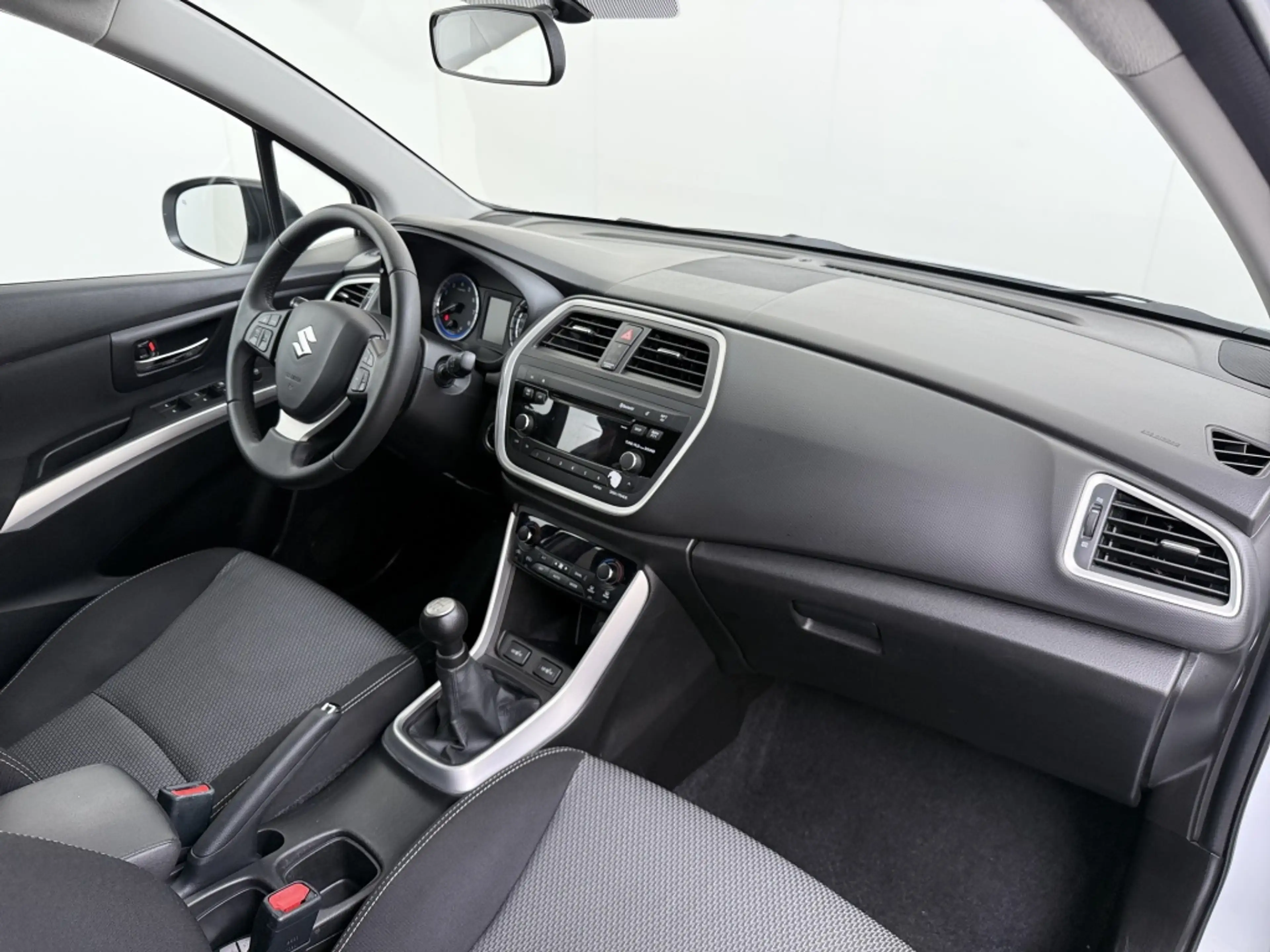 Suzuki SX4 S-Cross 1.6 Exclusive — photo 30