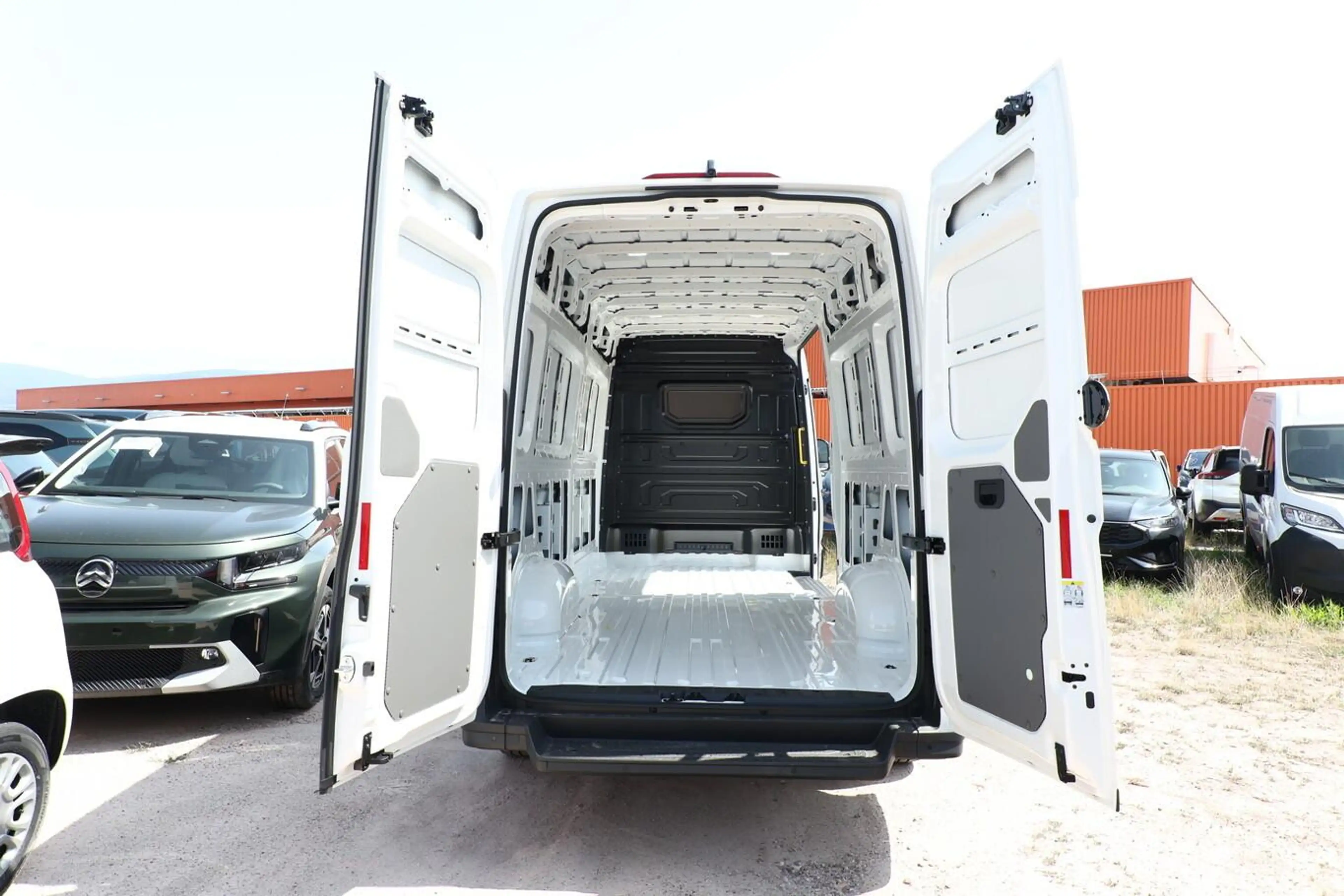 Volkswagen Crafter 35 L4H3 3S Temp Kam AppCo 2xPDC Res.rad 103 kW ... — photo 11