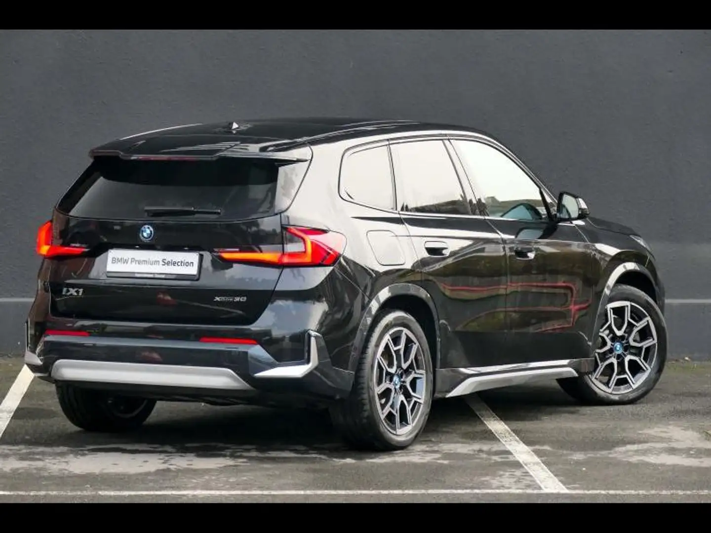 BMW iX1 xDrive30 xLine | PANO | Zwart - 2