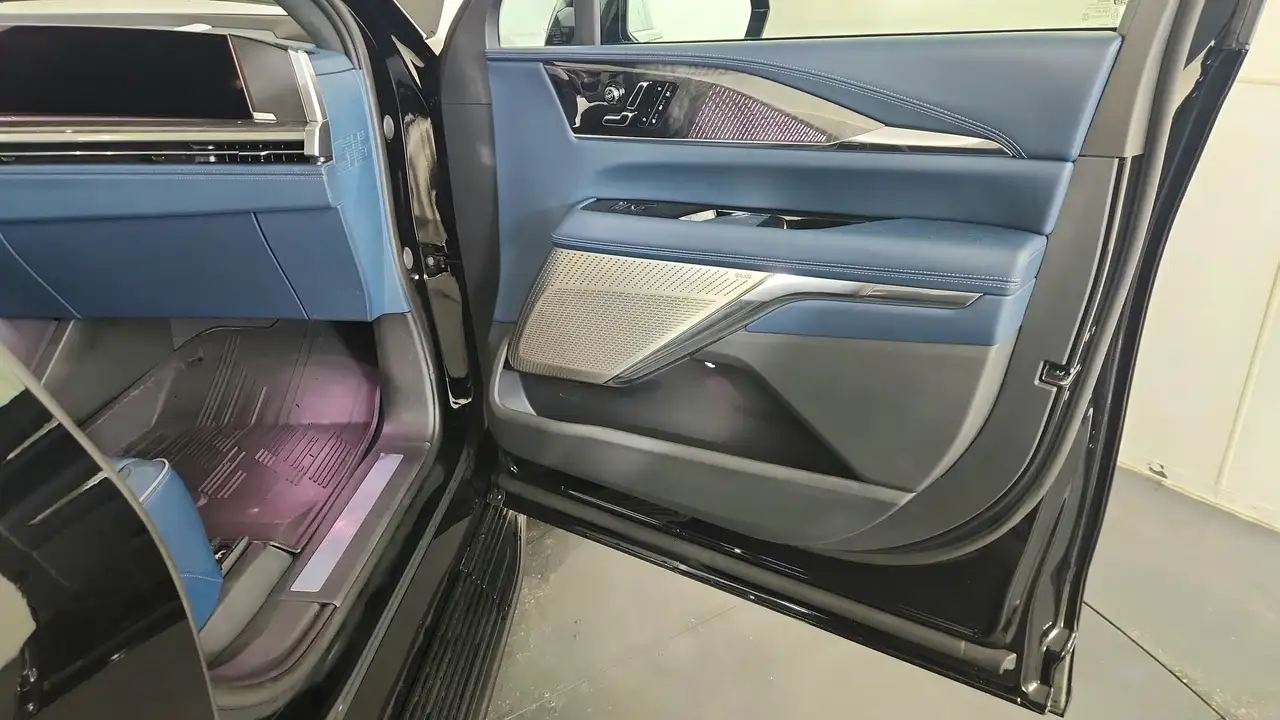 Cadillac Escalade снимка Cadillac Escalade