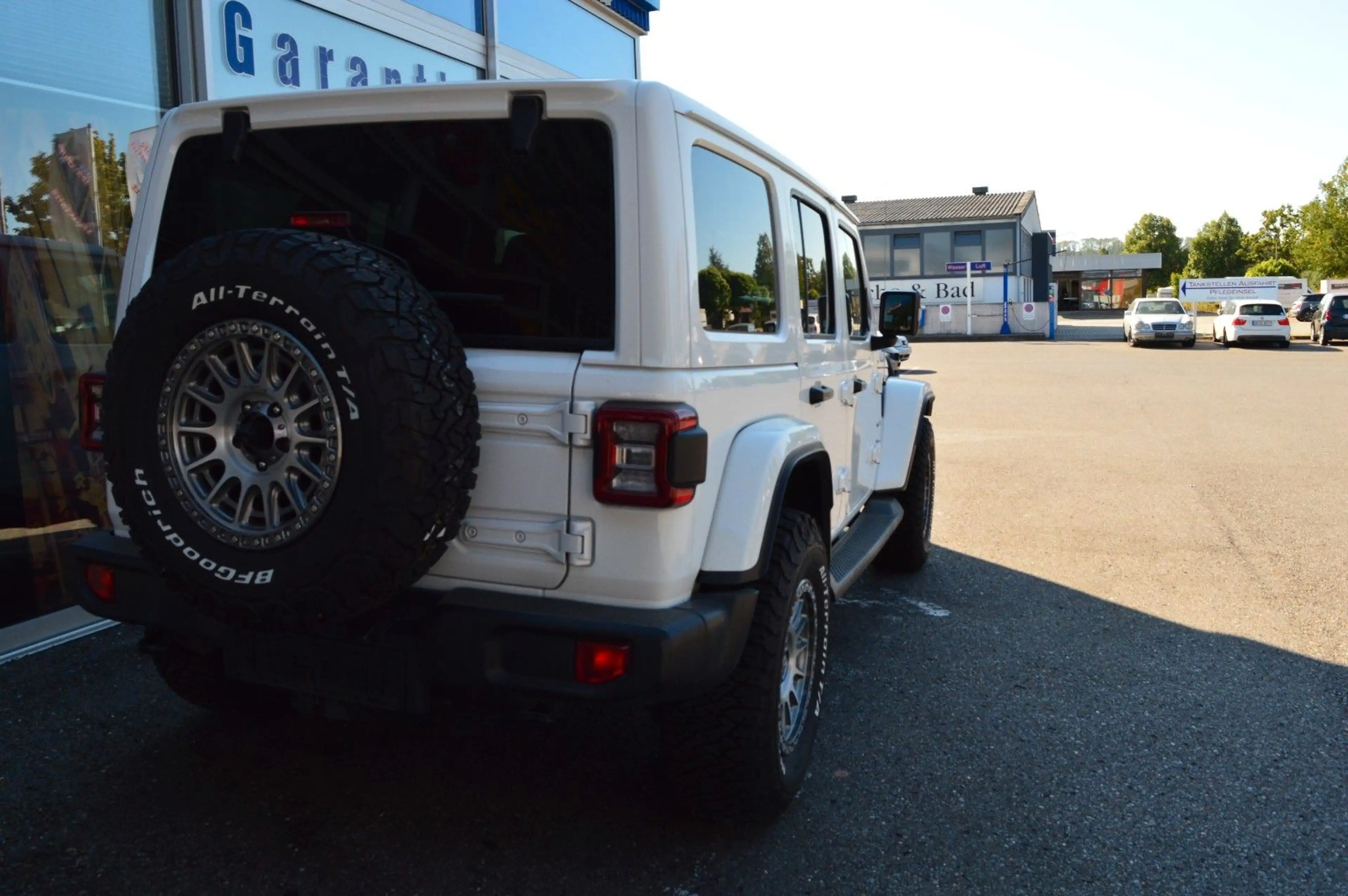 Jeep Wrangler / Wrangler Unlimited Sahara — photo 4
