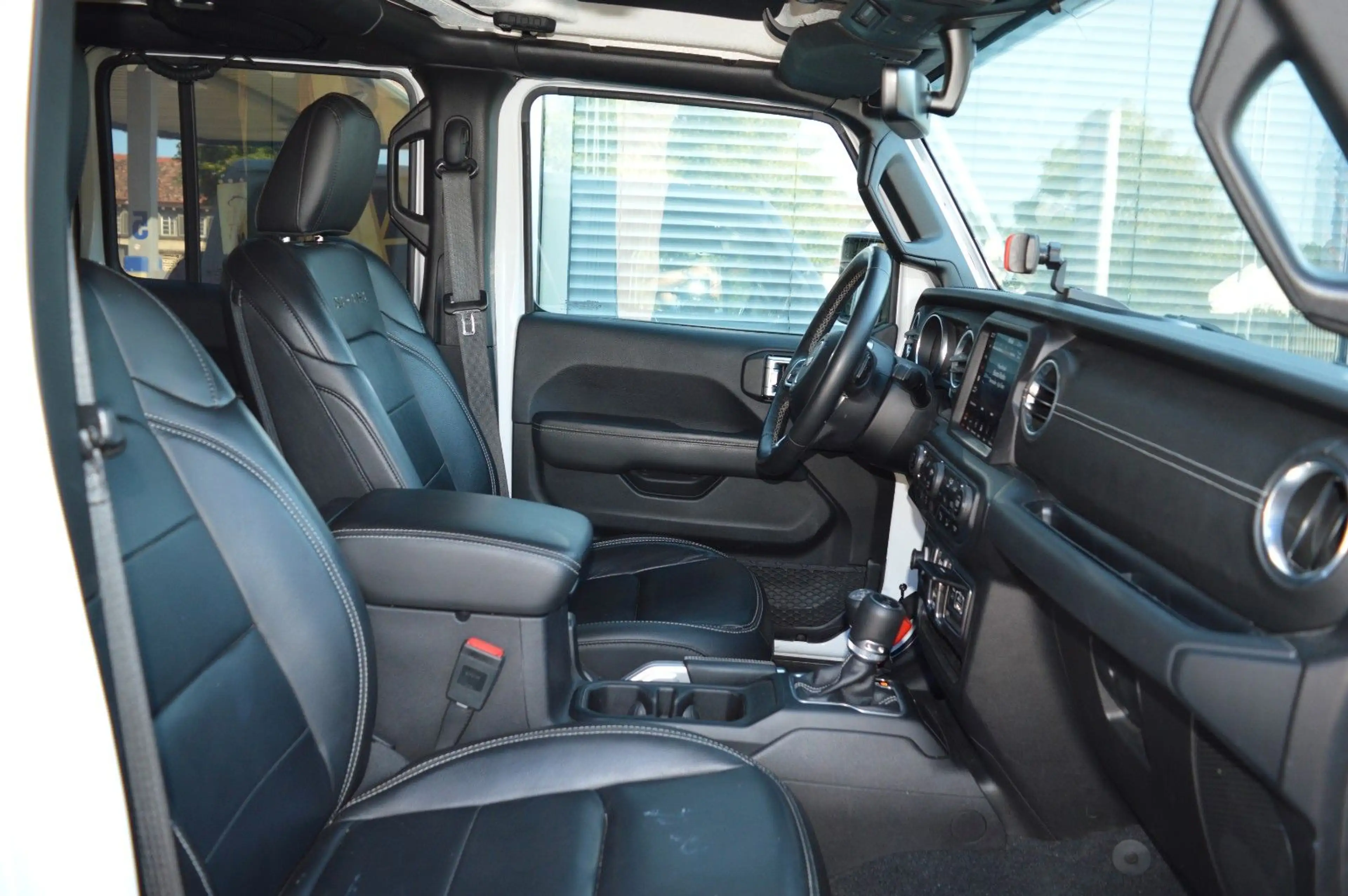 Jeep Wrangler / Wrangler Unlimited Sahara — photo 8