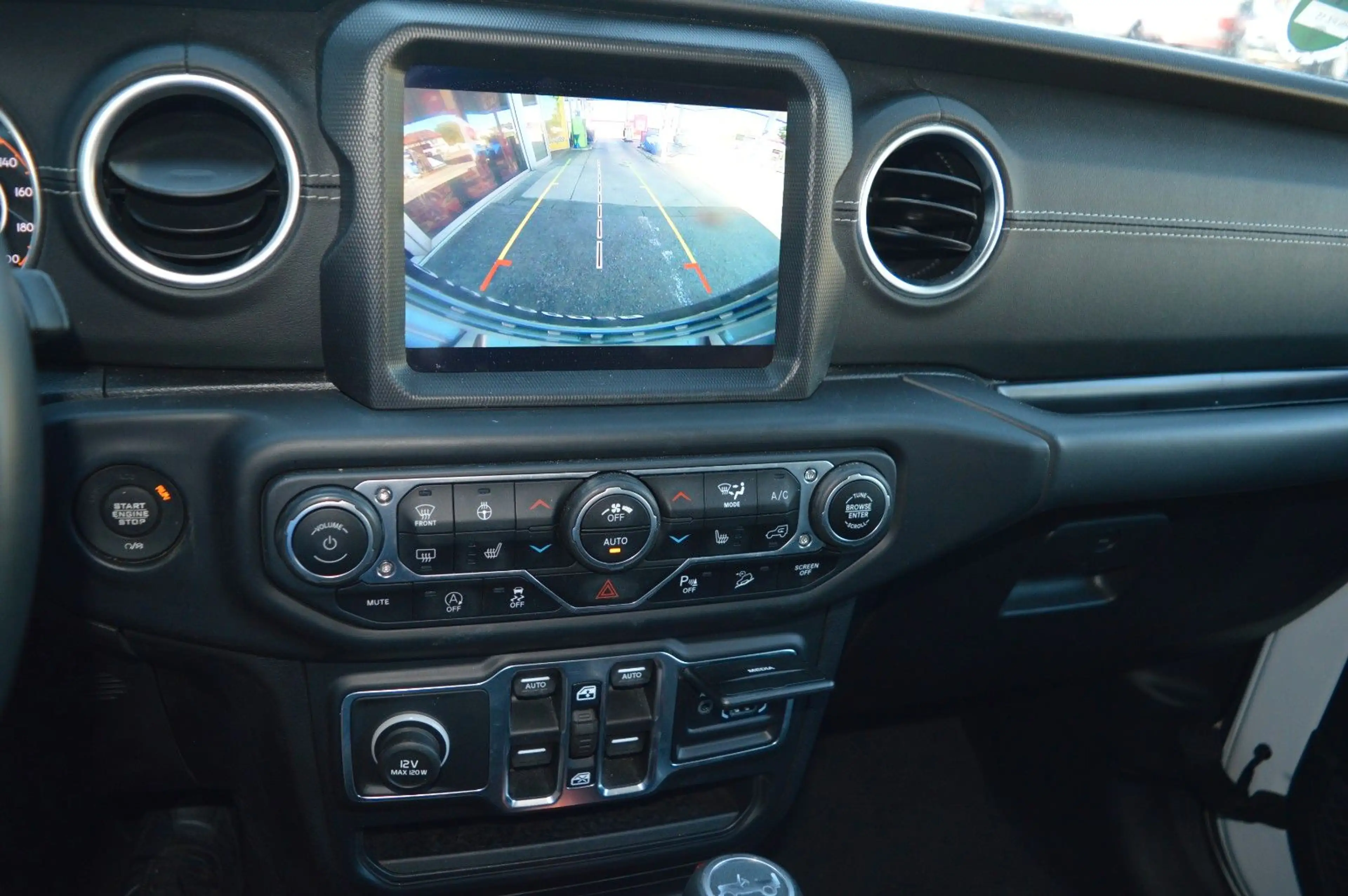 Jeep Wrangler / Wrangler Unlimited Sahara — photo 11
