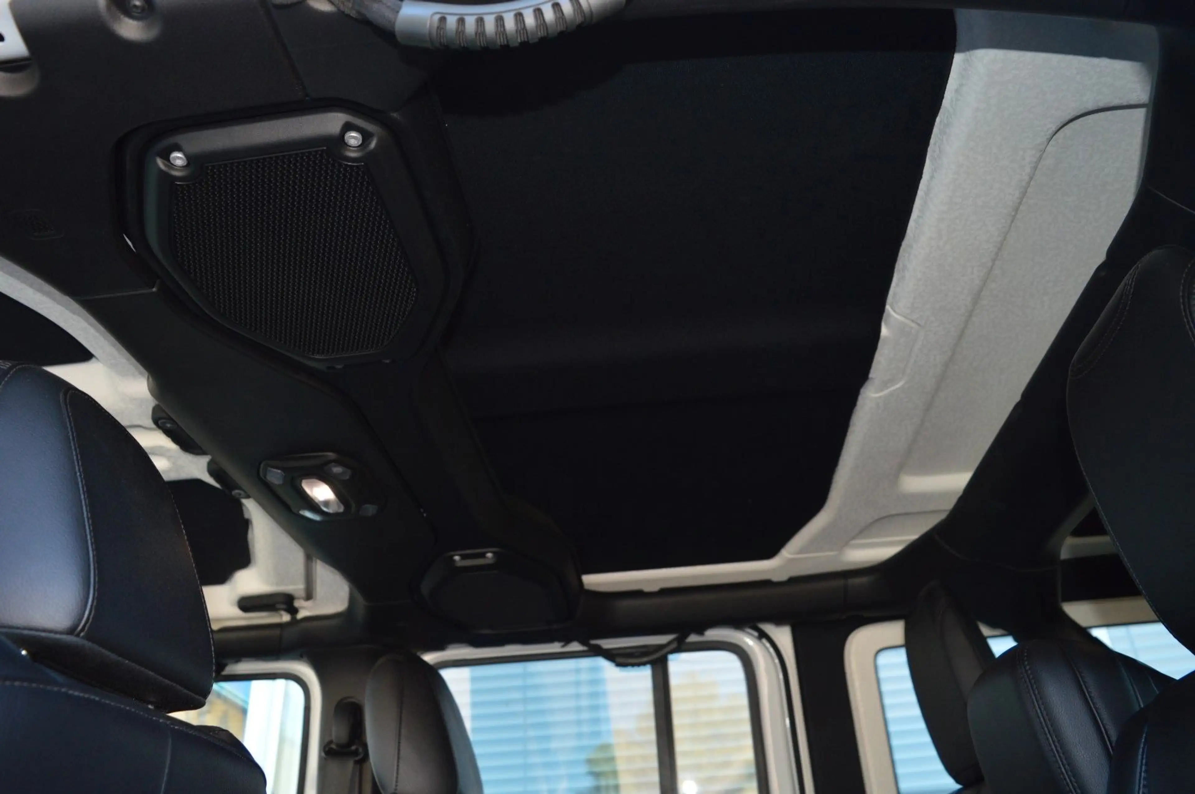 Jeep Wrangler / Wrangler Unlimited Sahara — photo 10