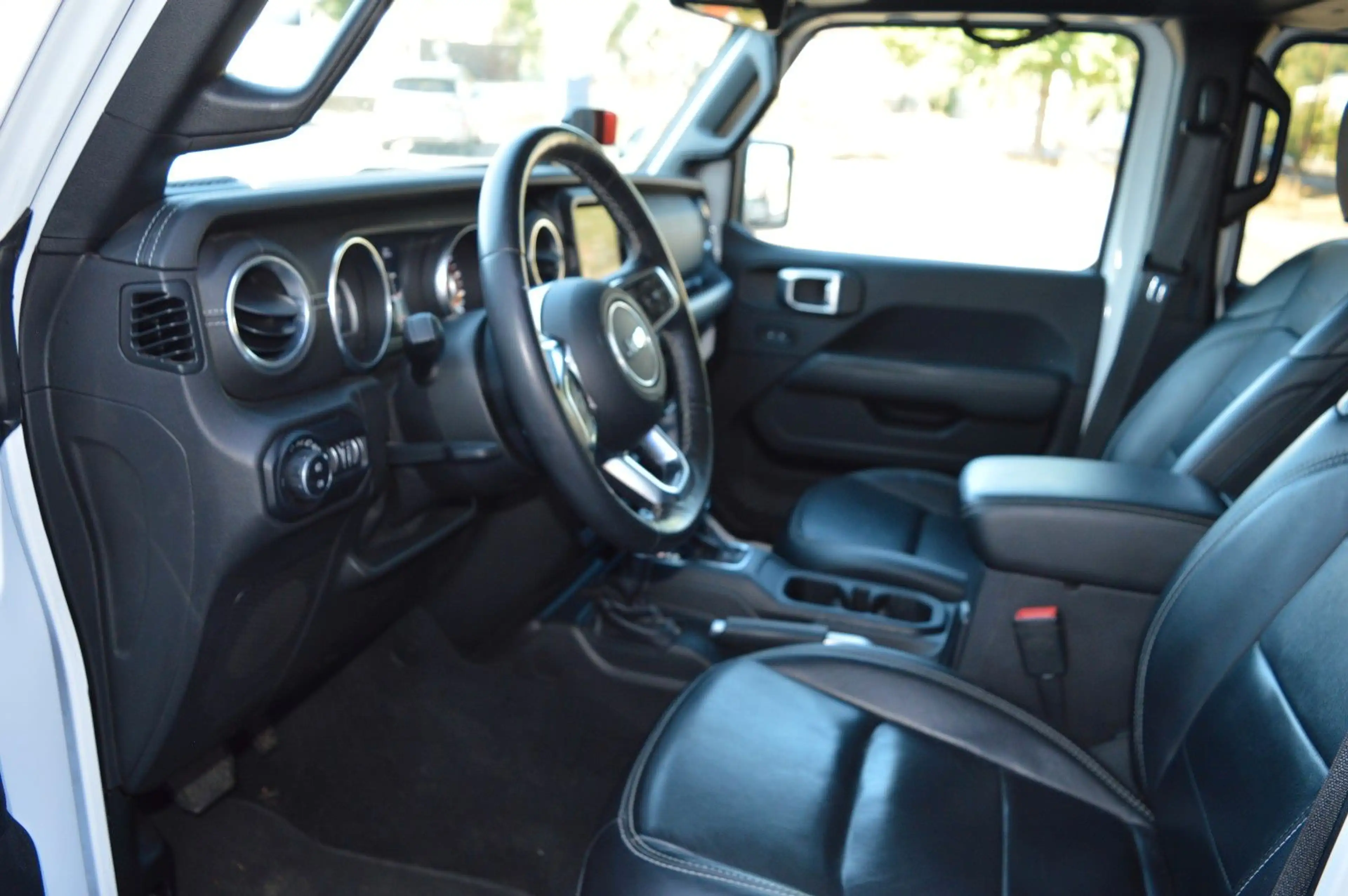 Jeep Wrangler / Wrangler Unlimited Sahara — photo 13
