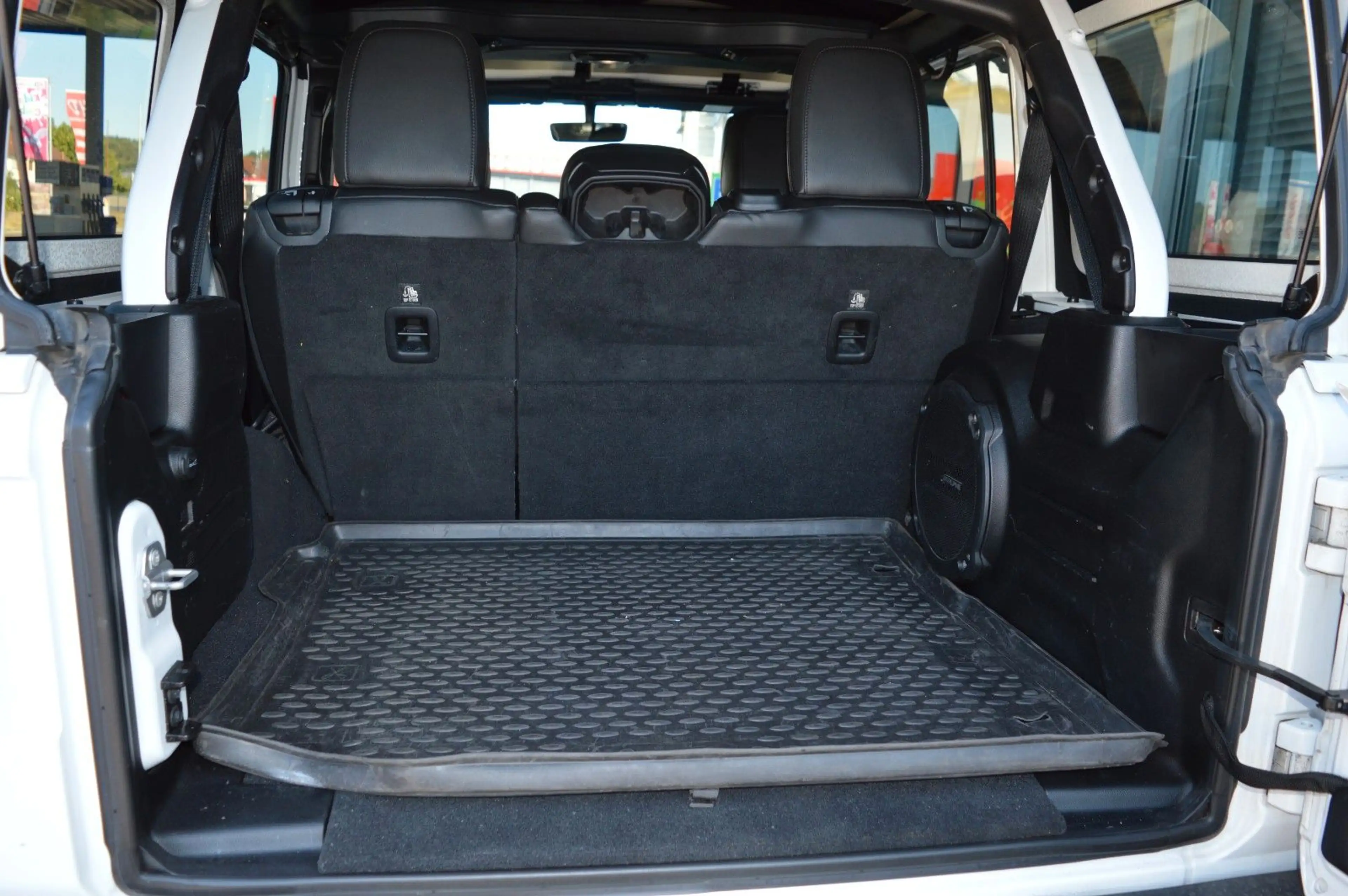 Jeep Wrangler / Wrangler Unlimited Sahara — photo 12