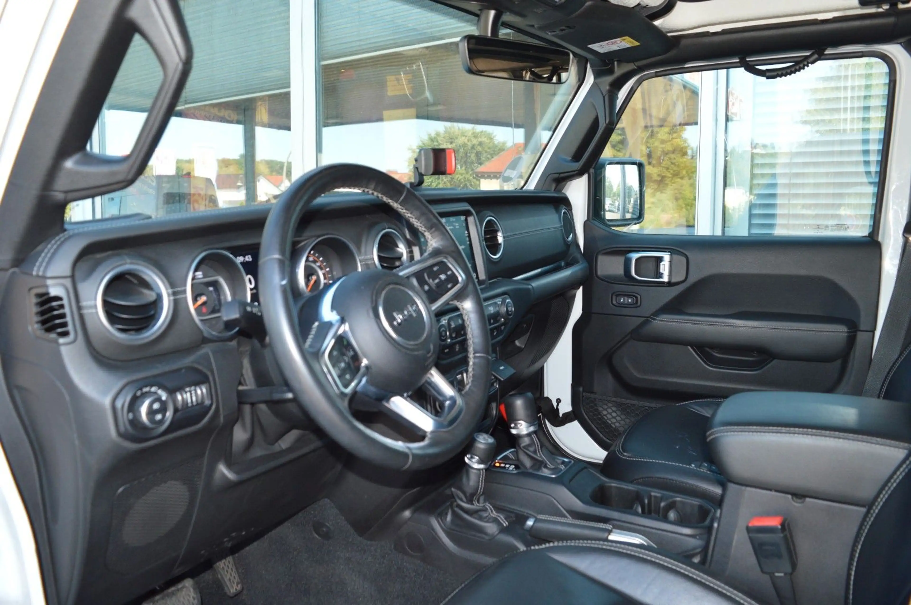 Jeep Wrangler / Wrangler Unlimited Sahara — photo 6